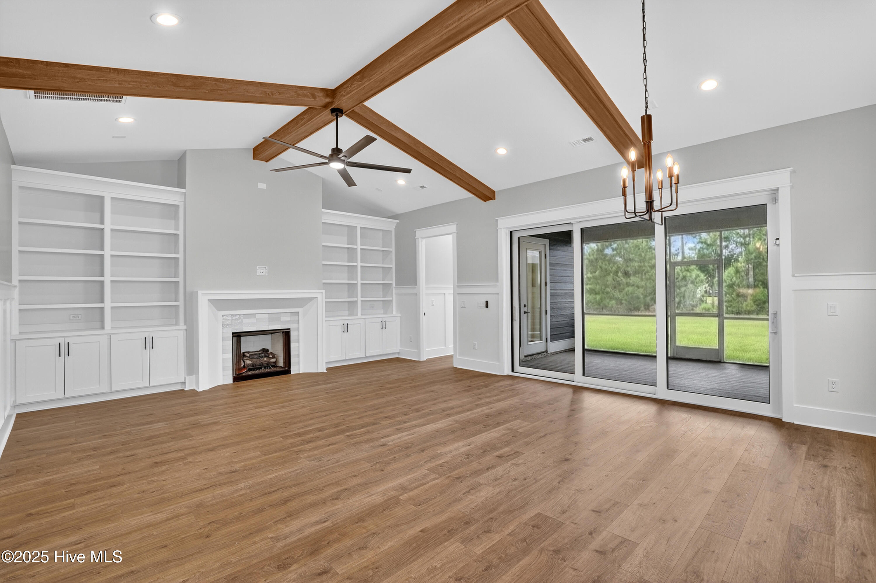 100546984 | Photo 11