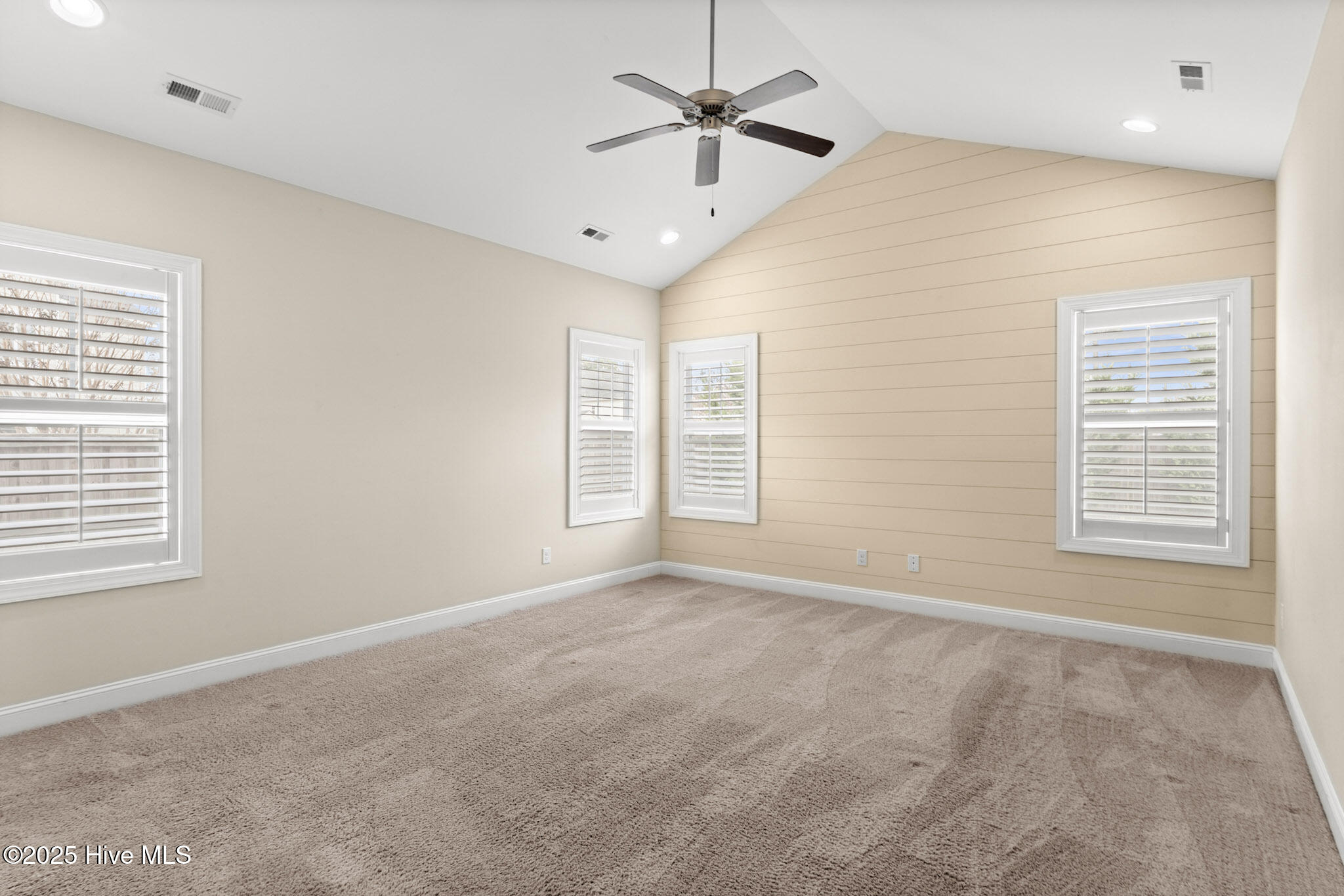 100544339 | Photo 12