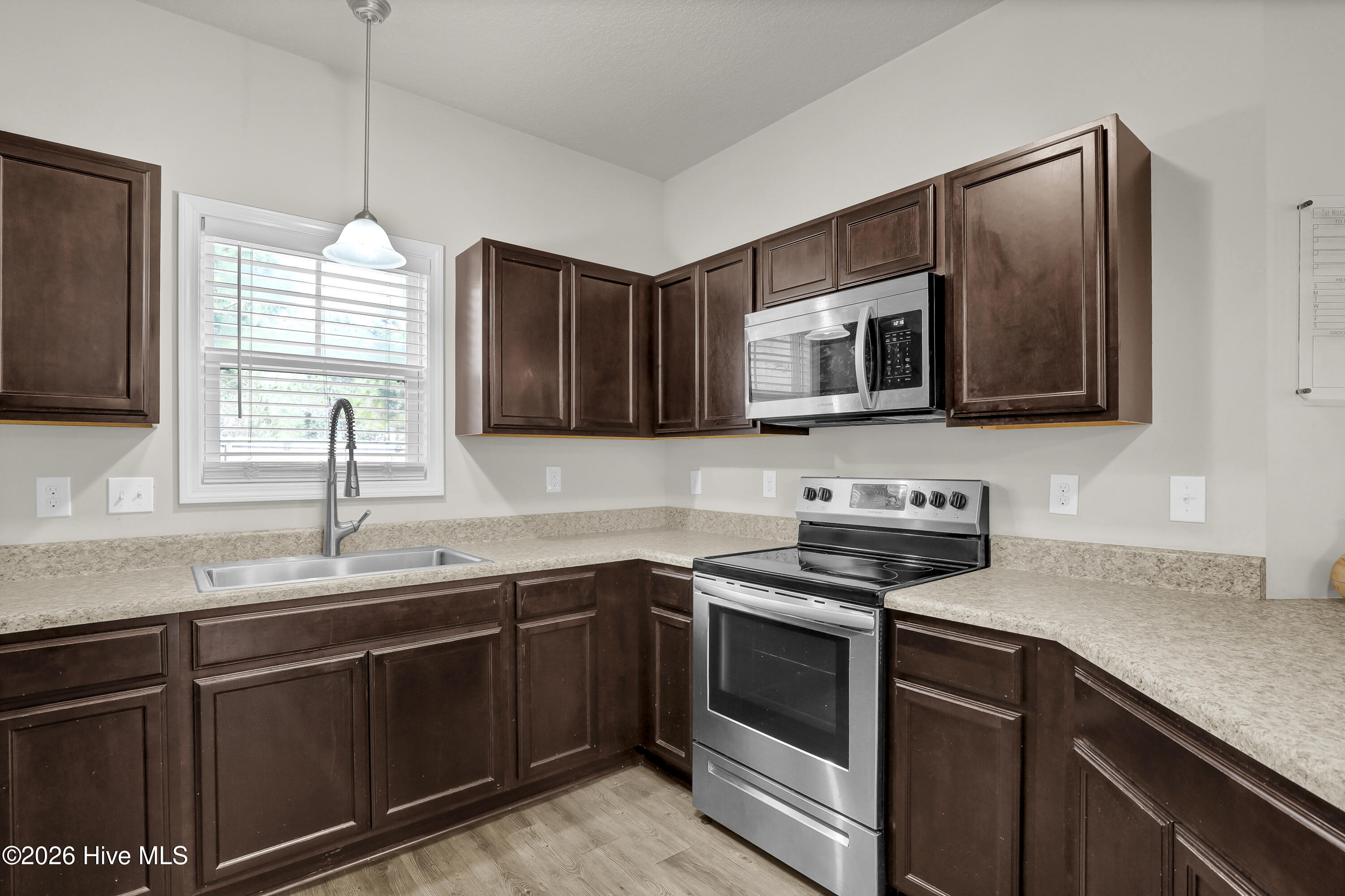 100560306 | Photo 10