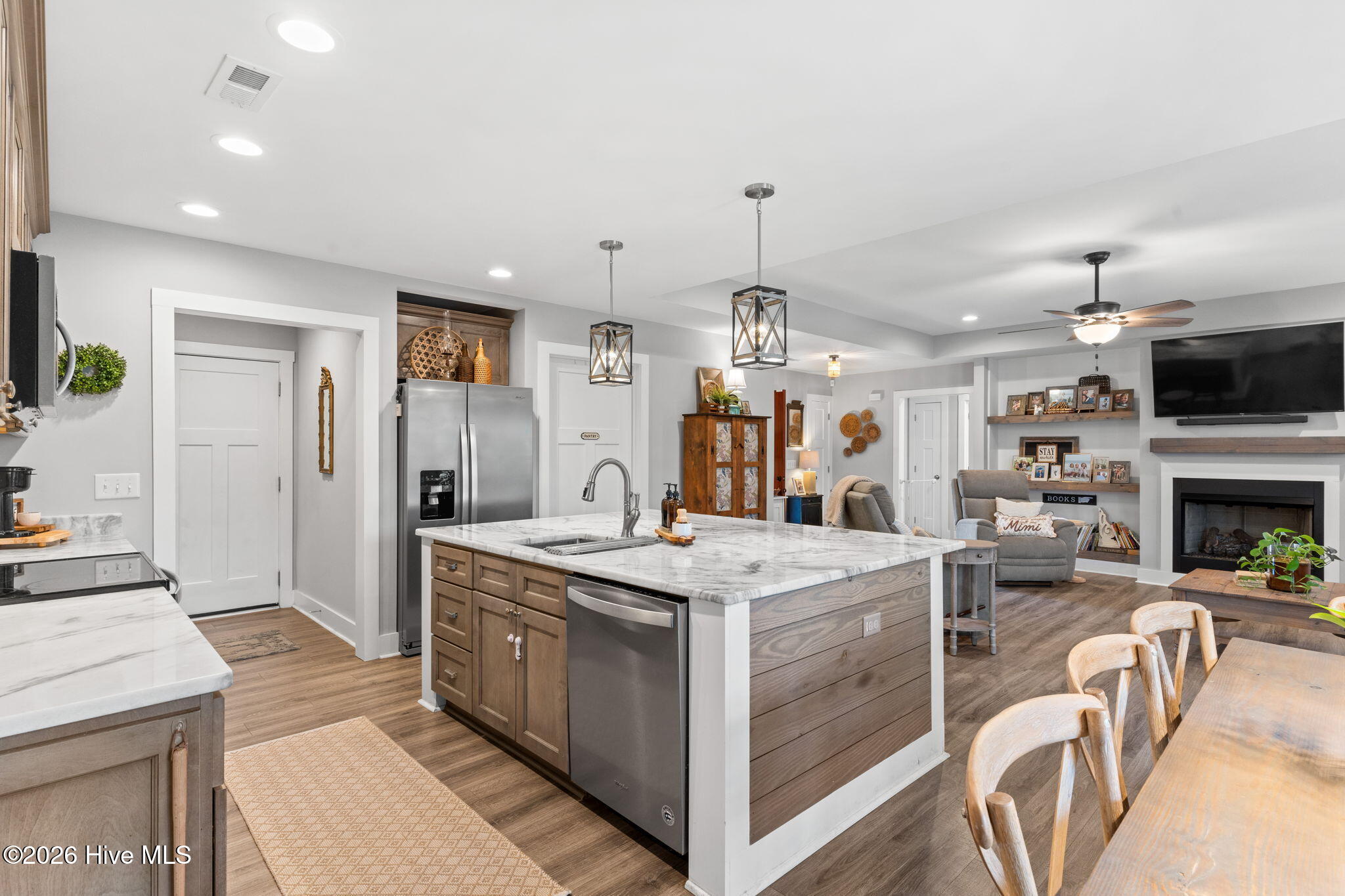 100557943 | Photo 11