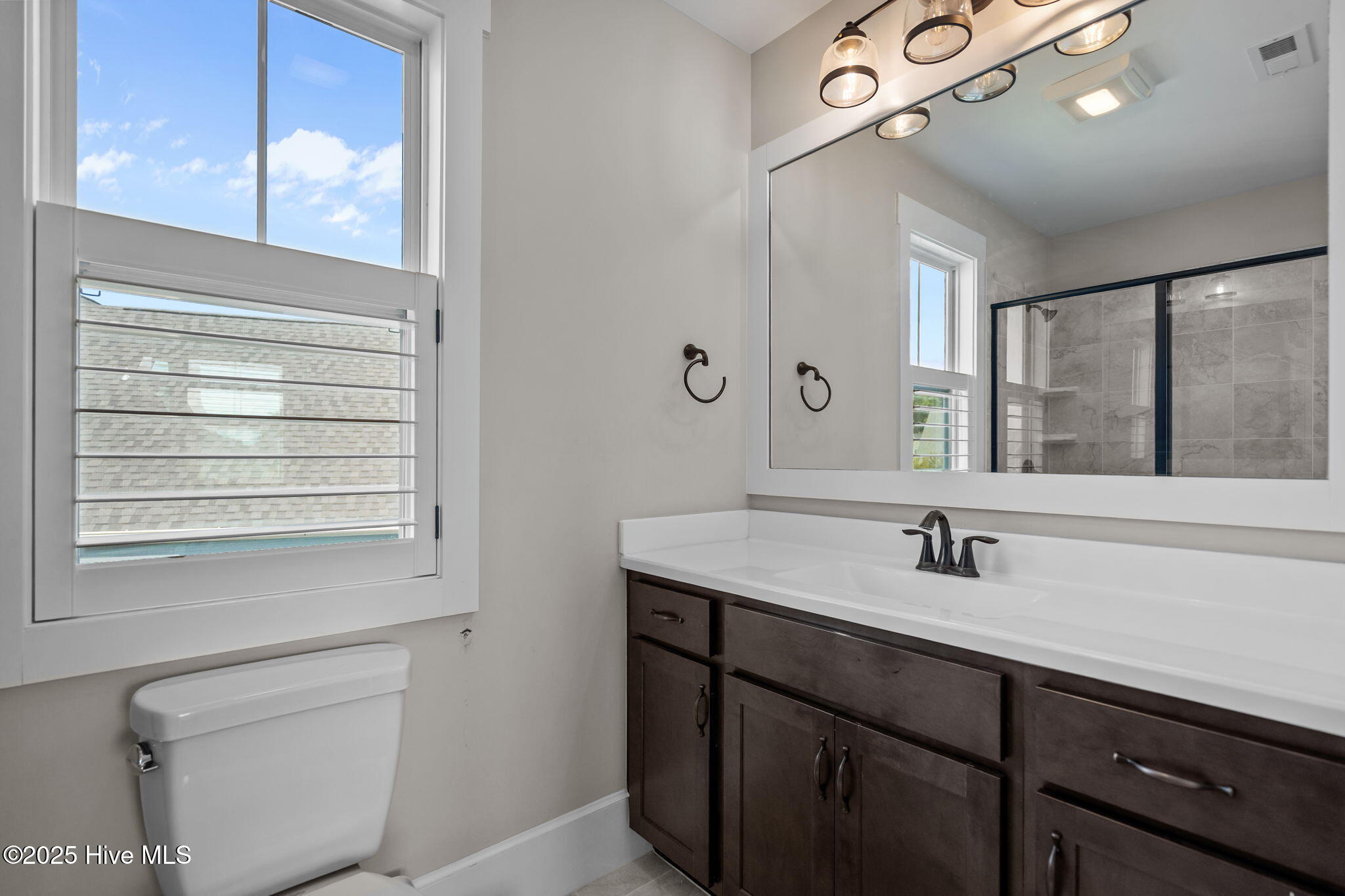 100536162 | Photo 46