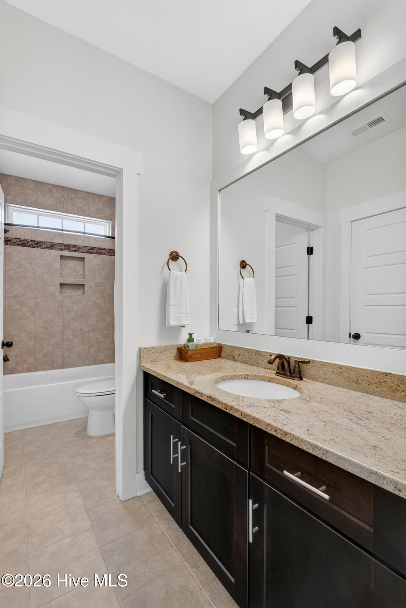 100561102 | Photo 38