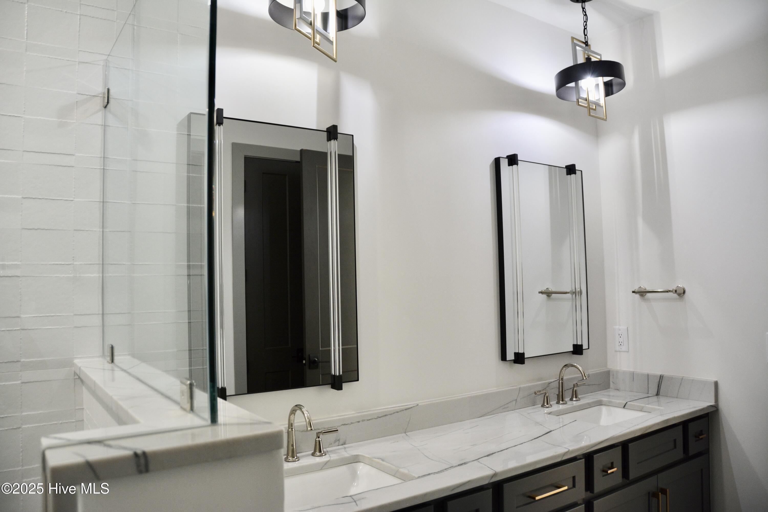 100508502 | Photo 42