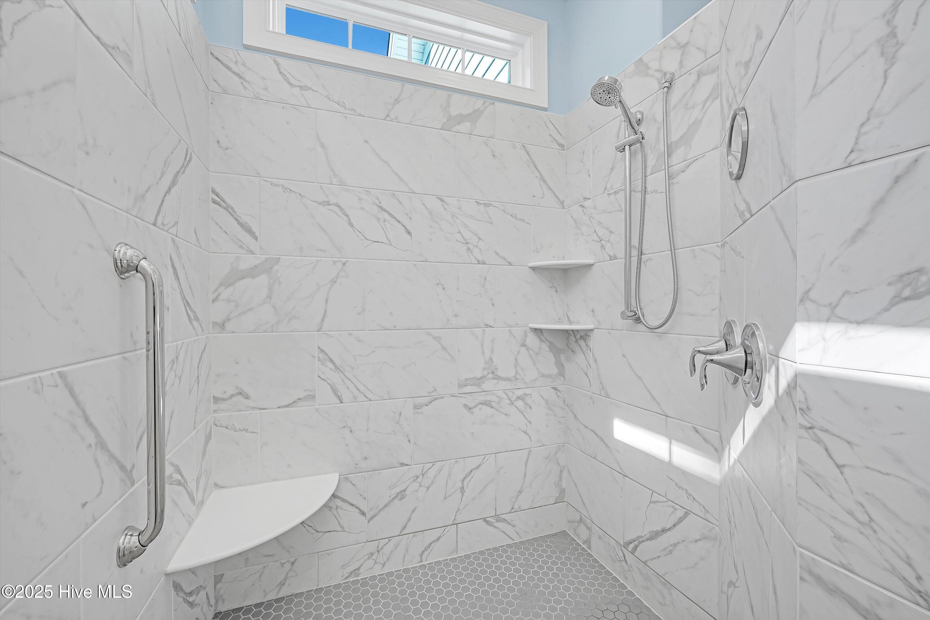 100526199 | Photo 27