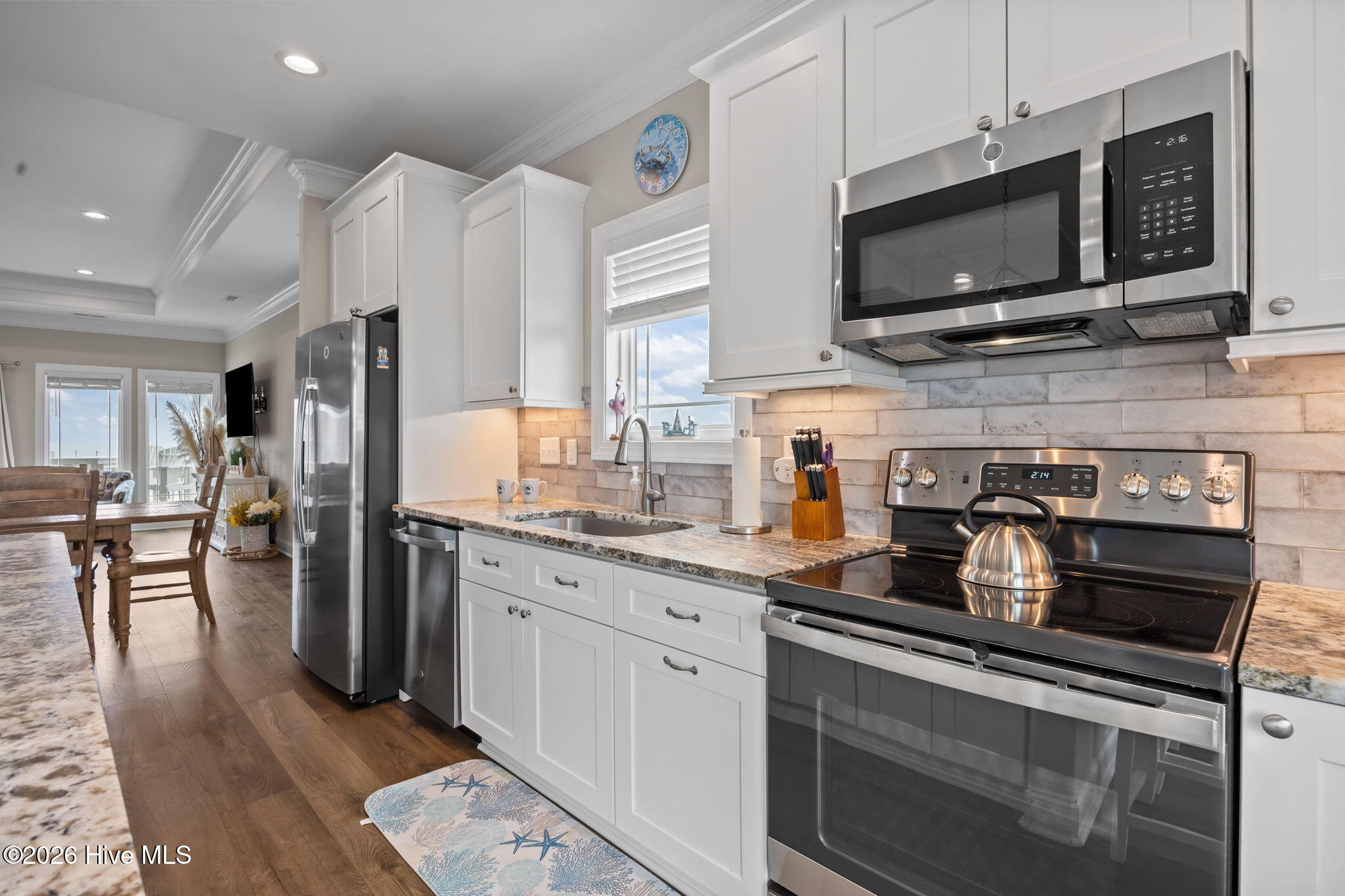 100565751 | Photo 24