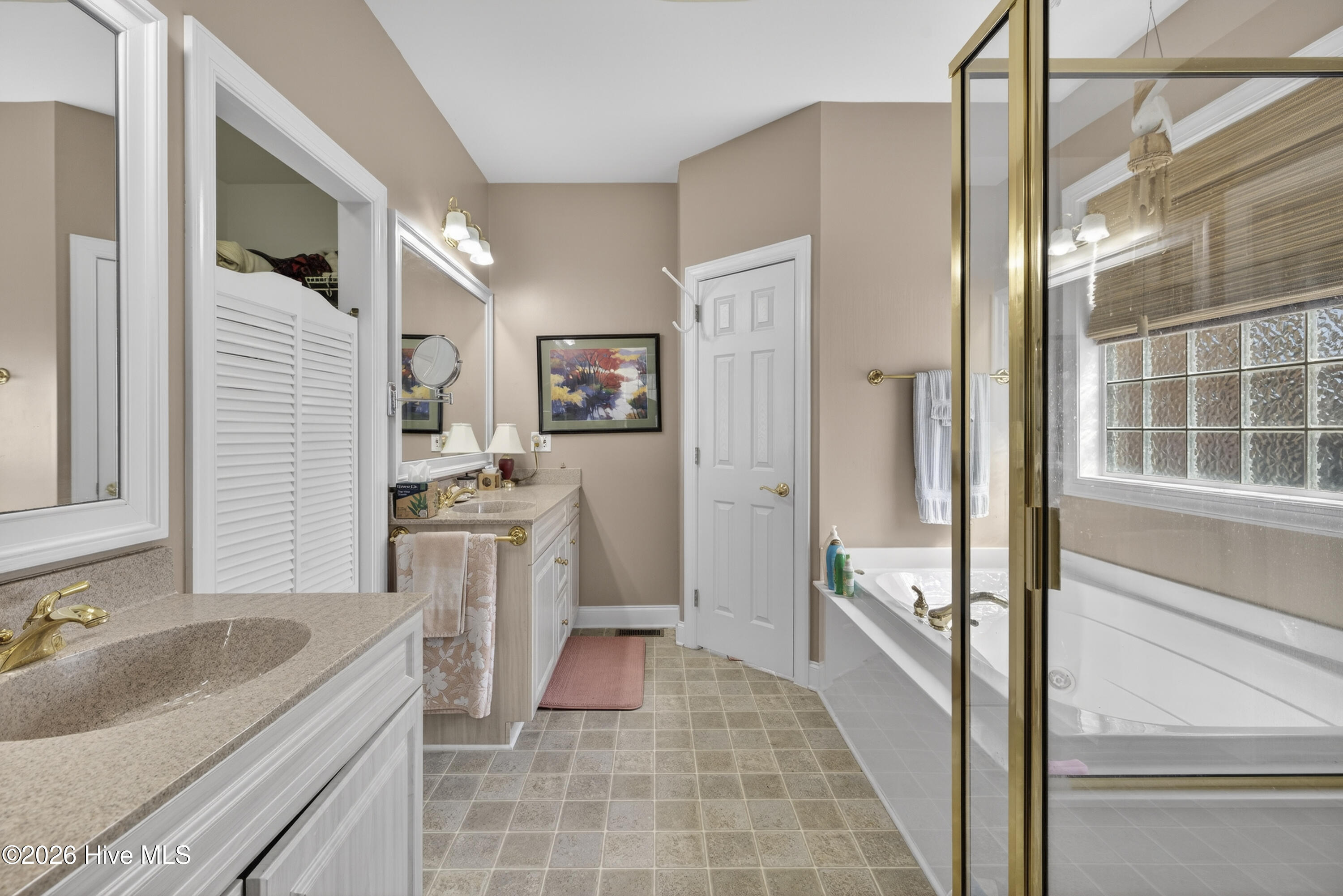 100561189 | Photo 38