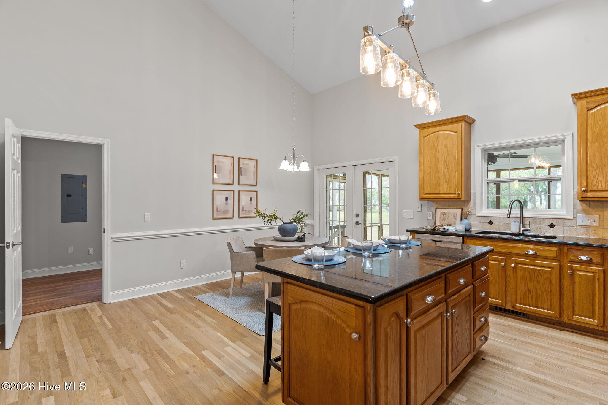 100567890 | Photo 23