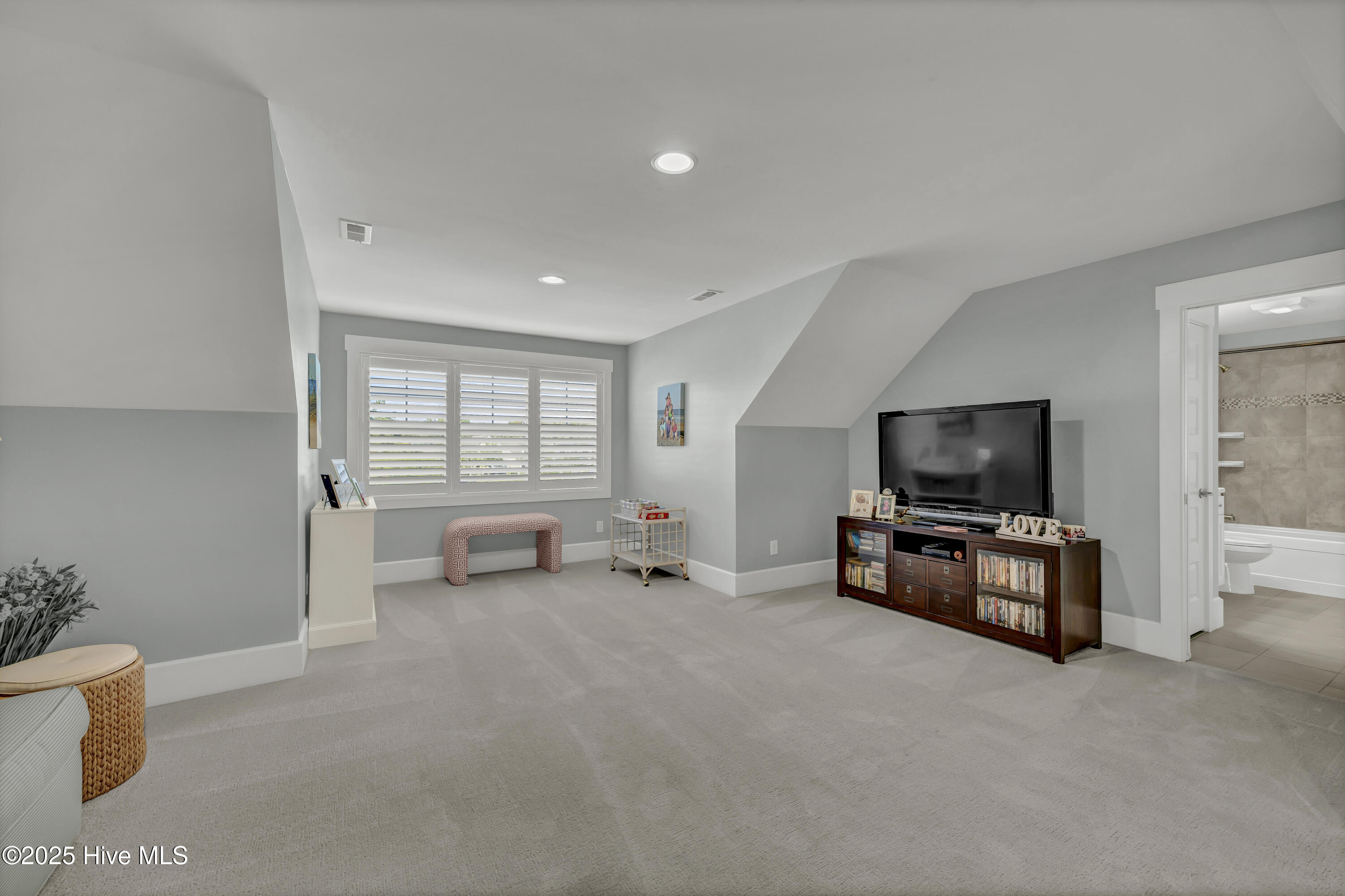 100538273 | Photo 33