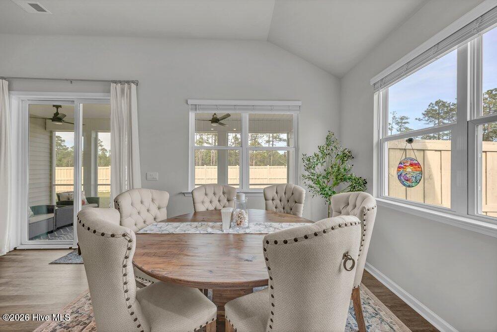 100561956 | Photo 11