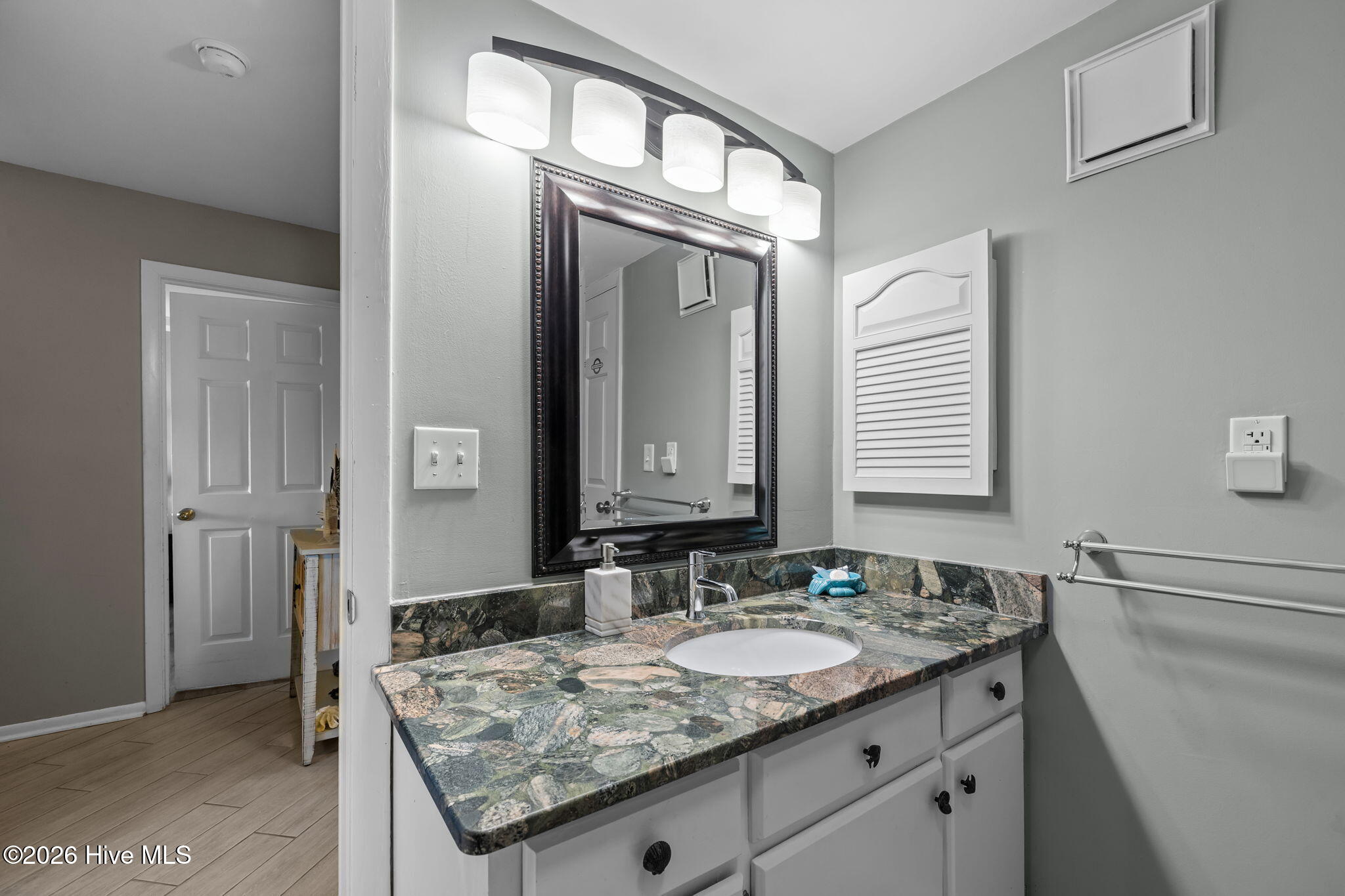 100551765 | Photo 35