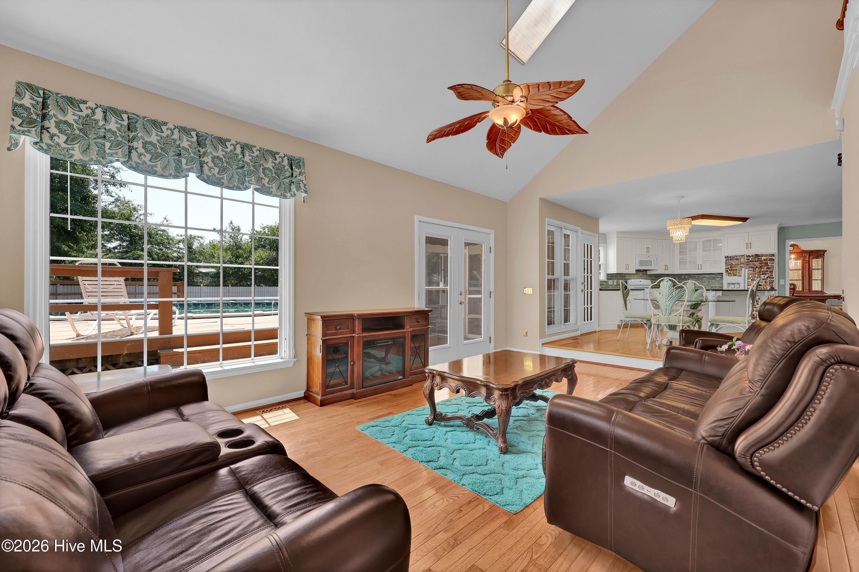 100570171 | Photo 18