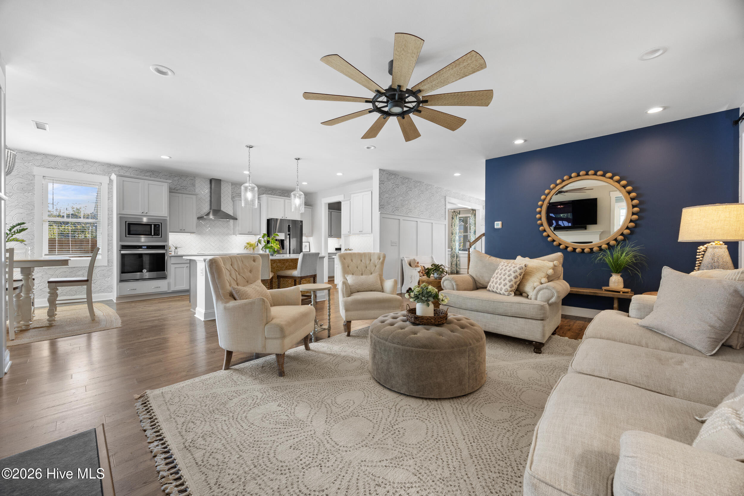 100566940 | Photo 26