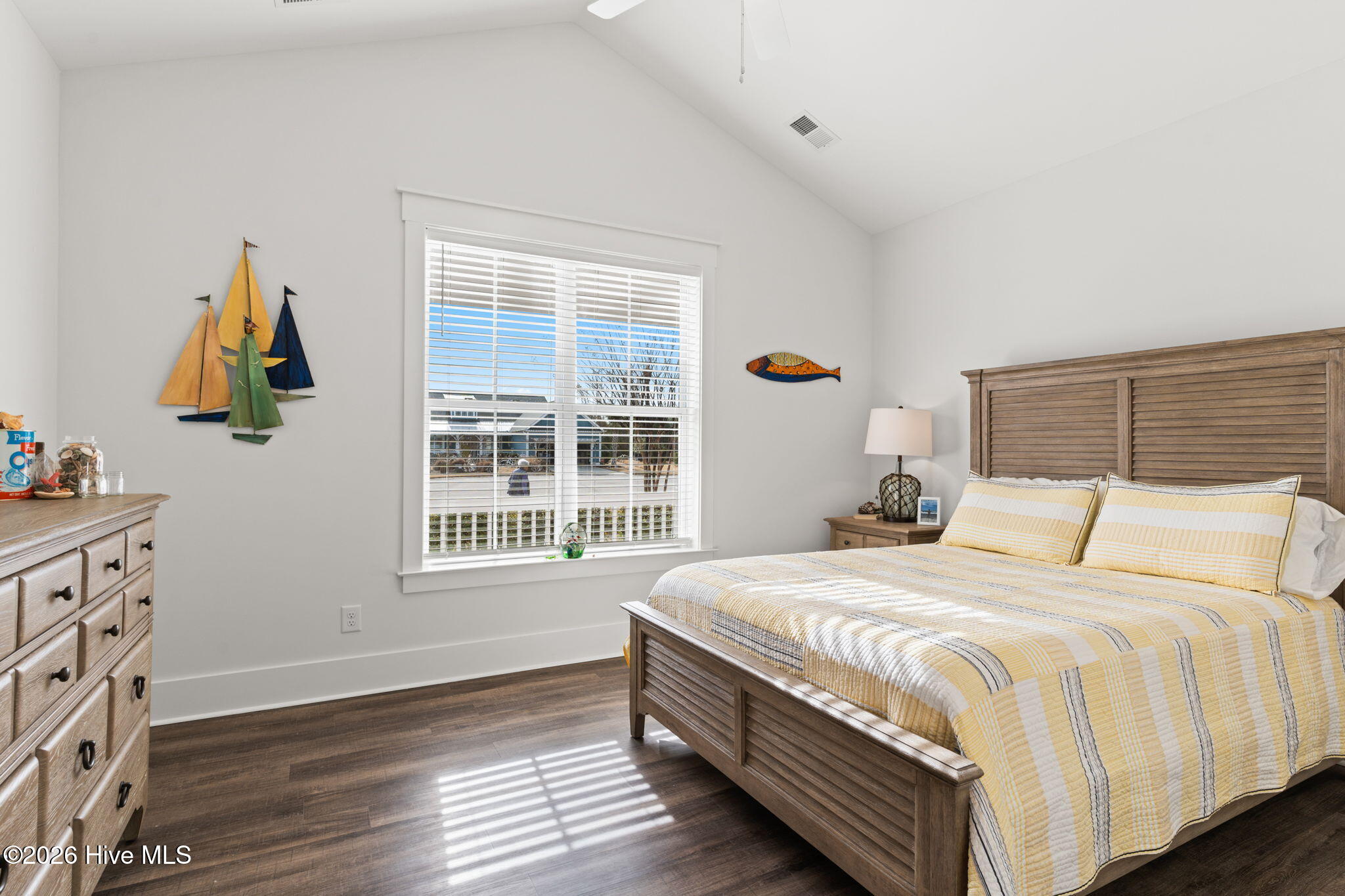 100549326 | Photo 28