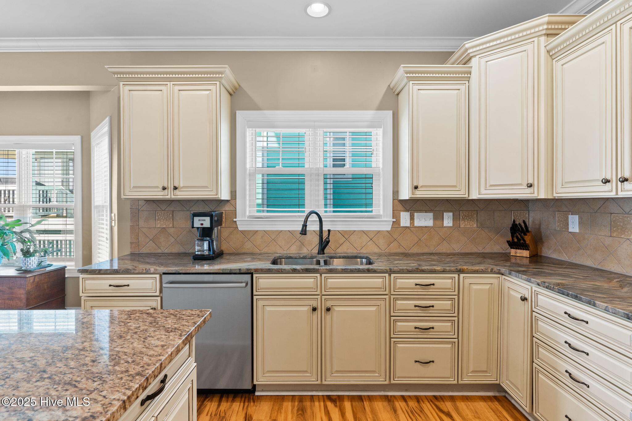 100548558 | Photo 23