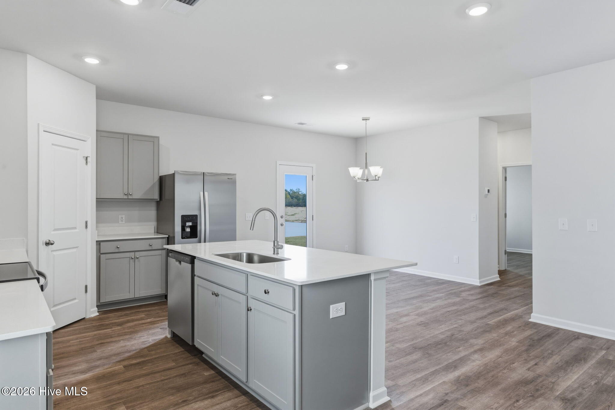 100532613 | Photo 23