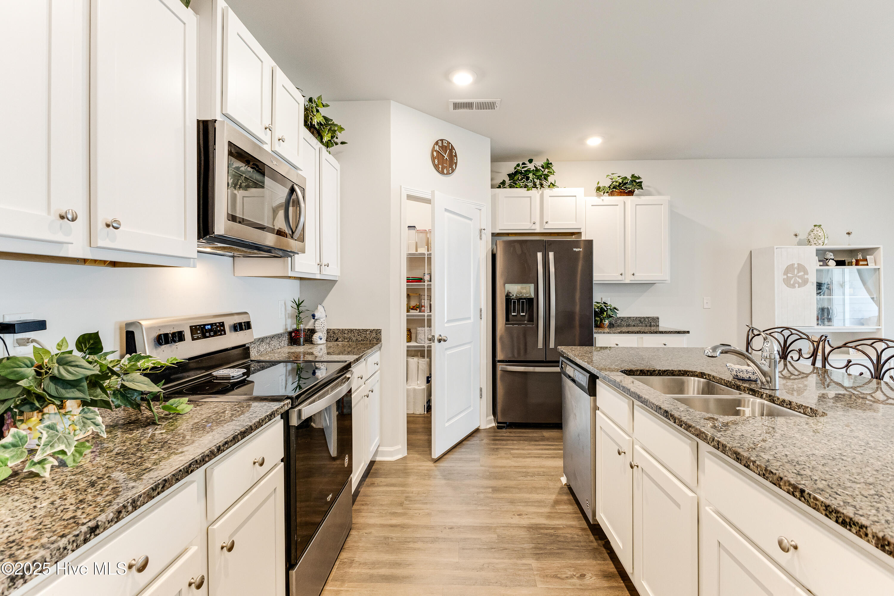 100521011 | Photo 12