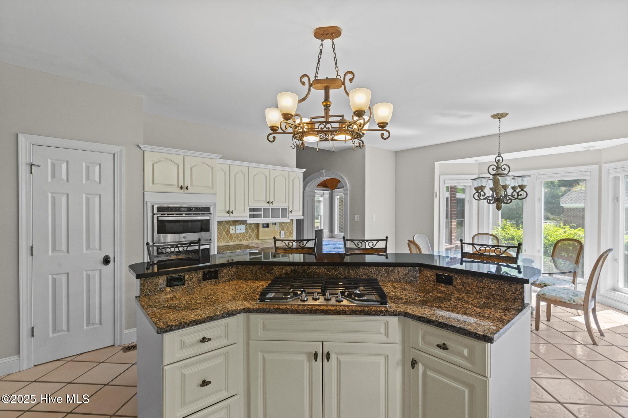 100508292 | Photo 23