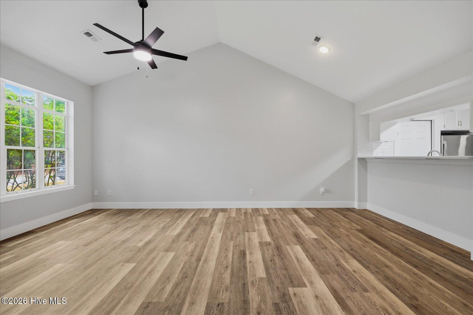 100570357 | Photo 14