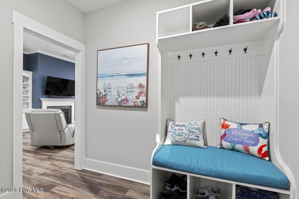 100569844 | Photo 52