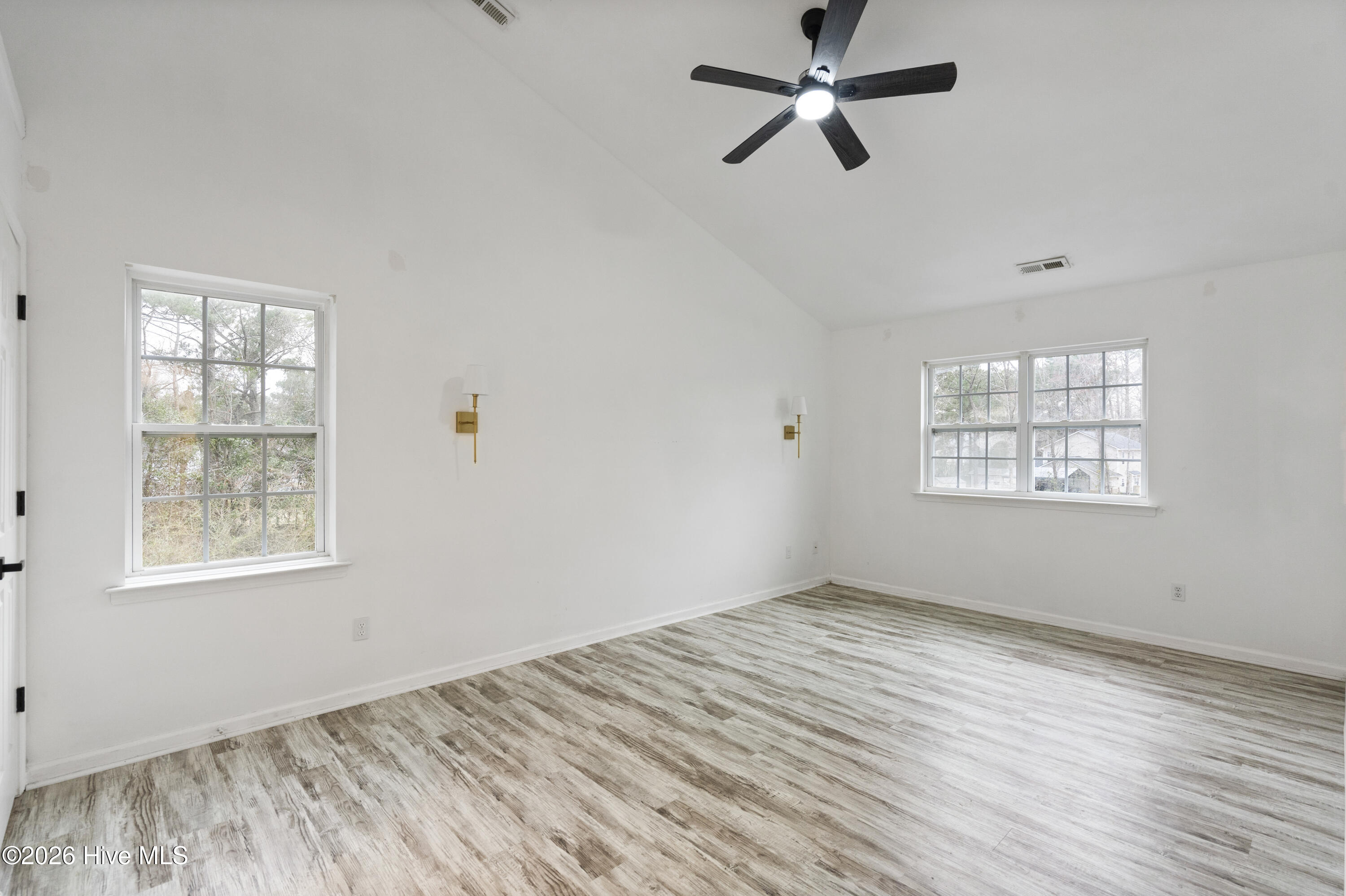 100557847 | Photo 16