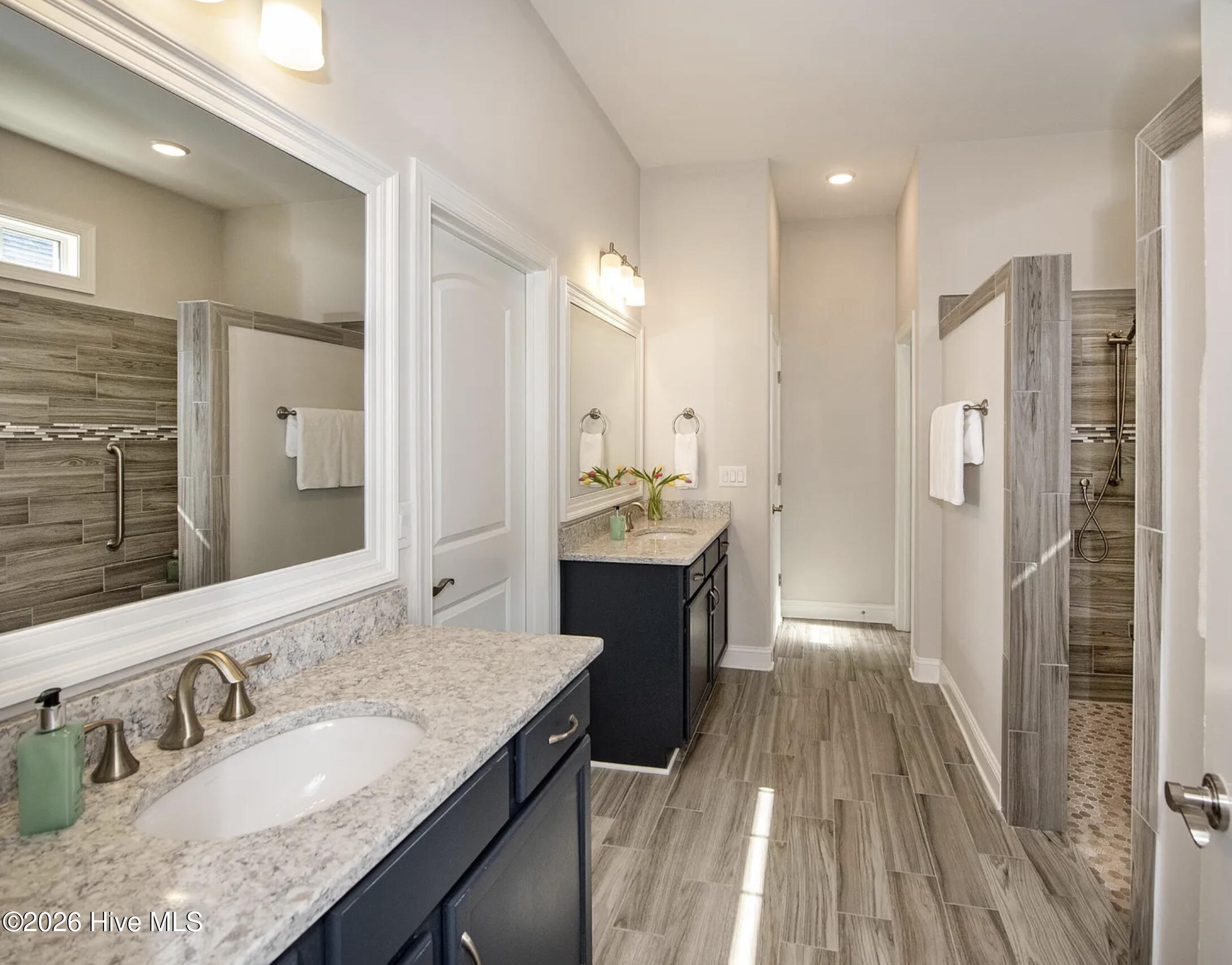 100563129 | Photo 25