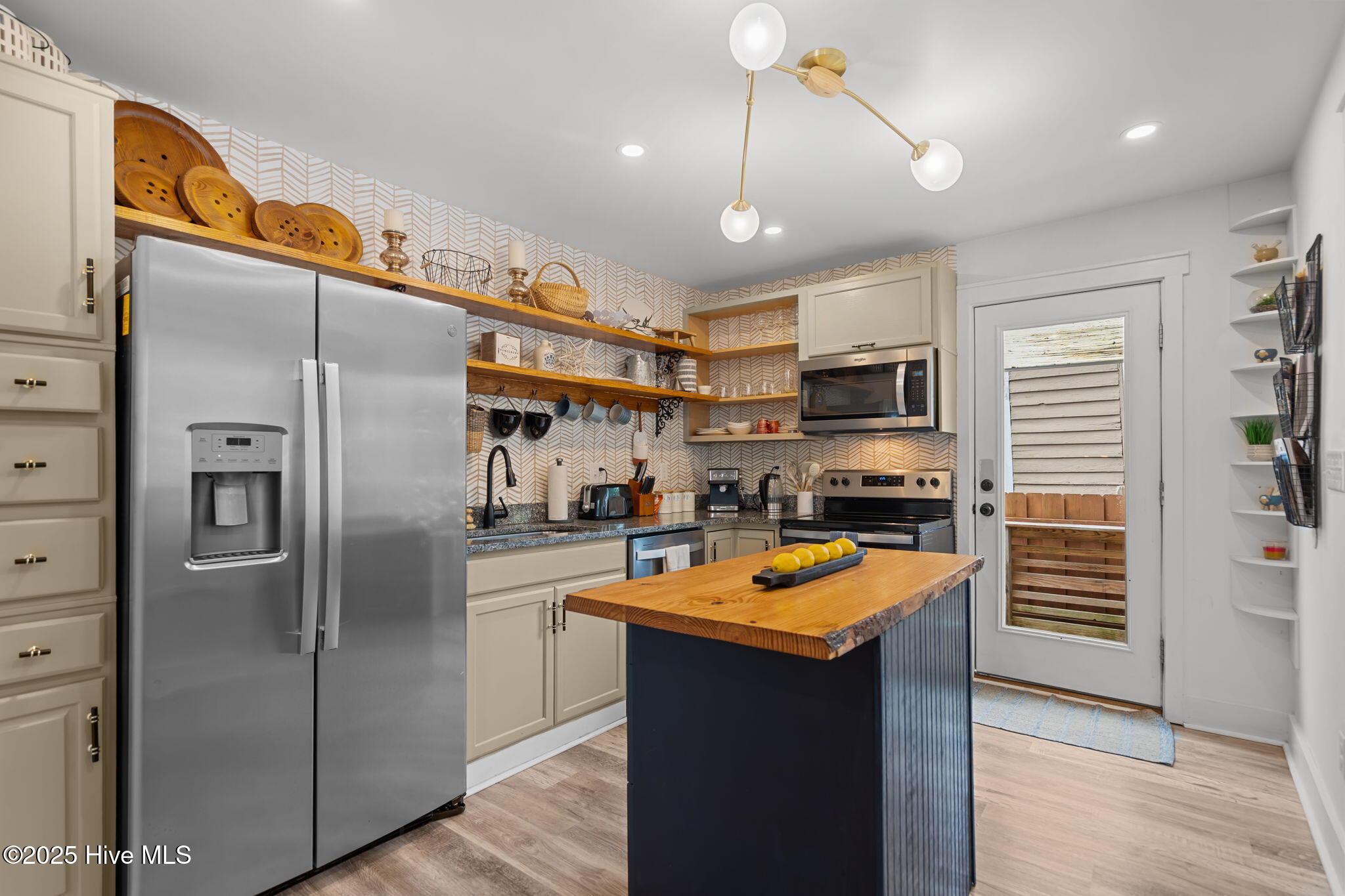 100525680 | Photo 16