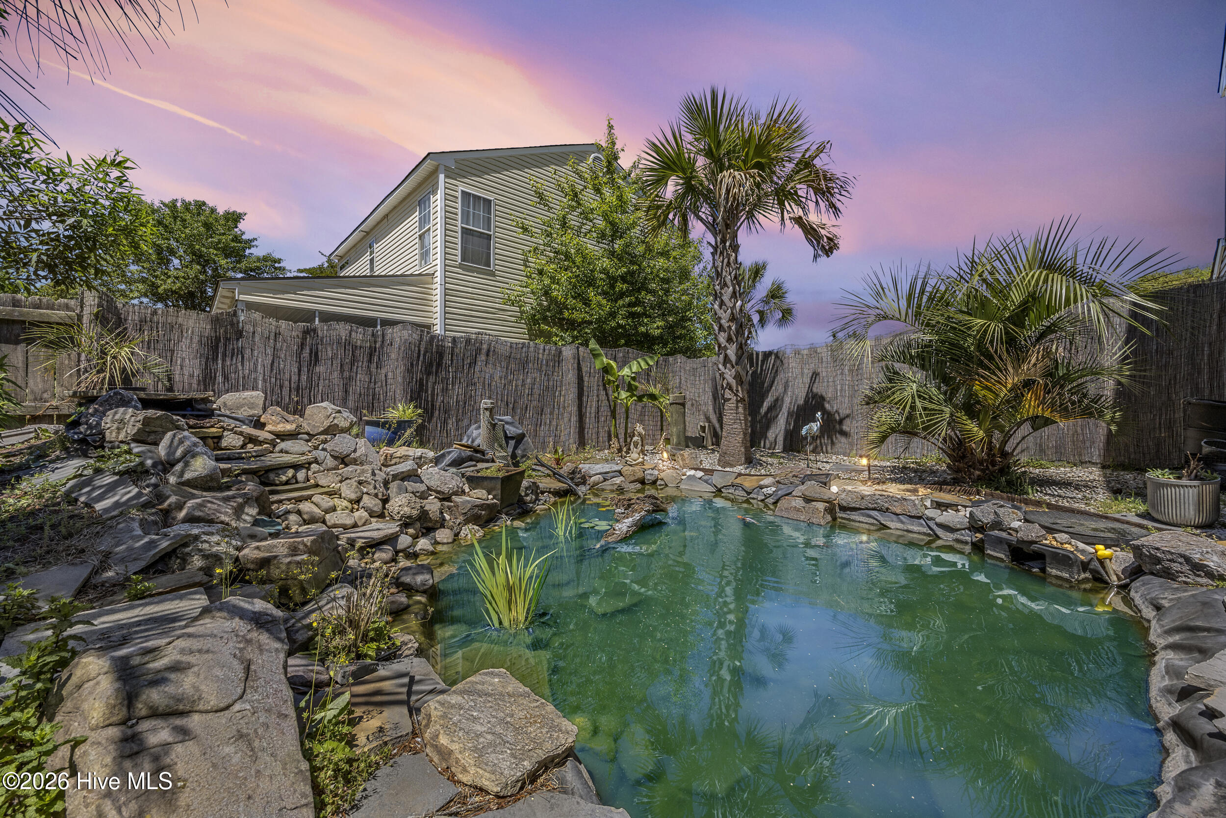 100569282 | Photo 36