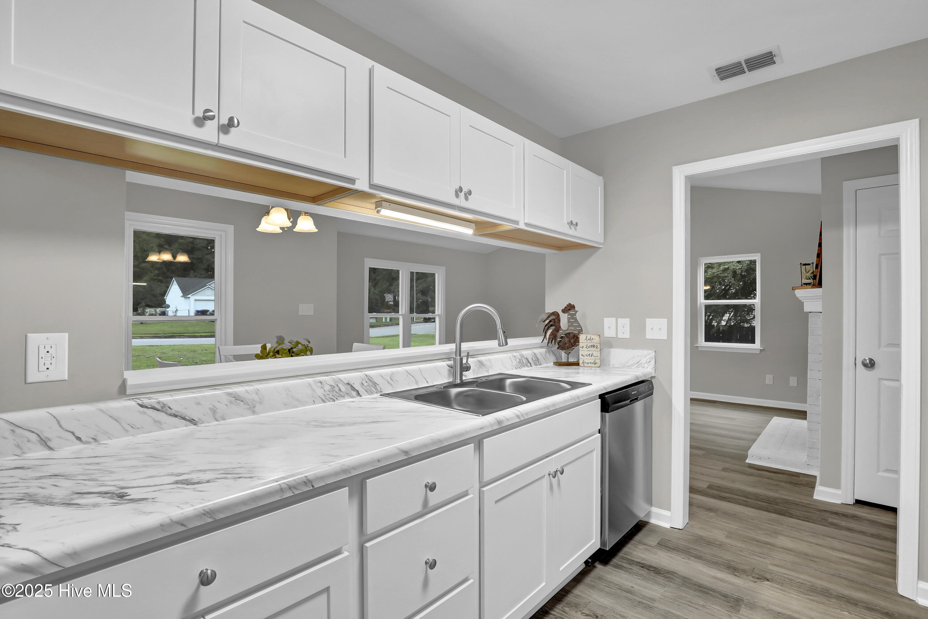 100536825 | Photo 12