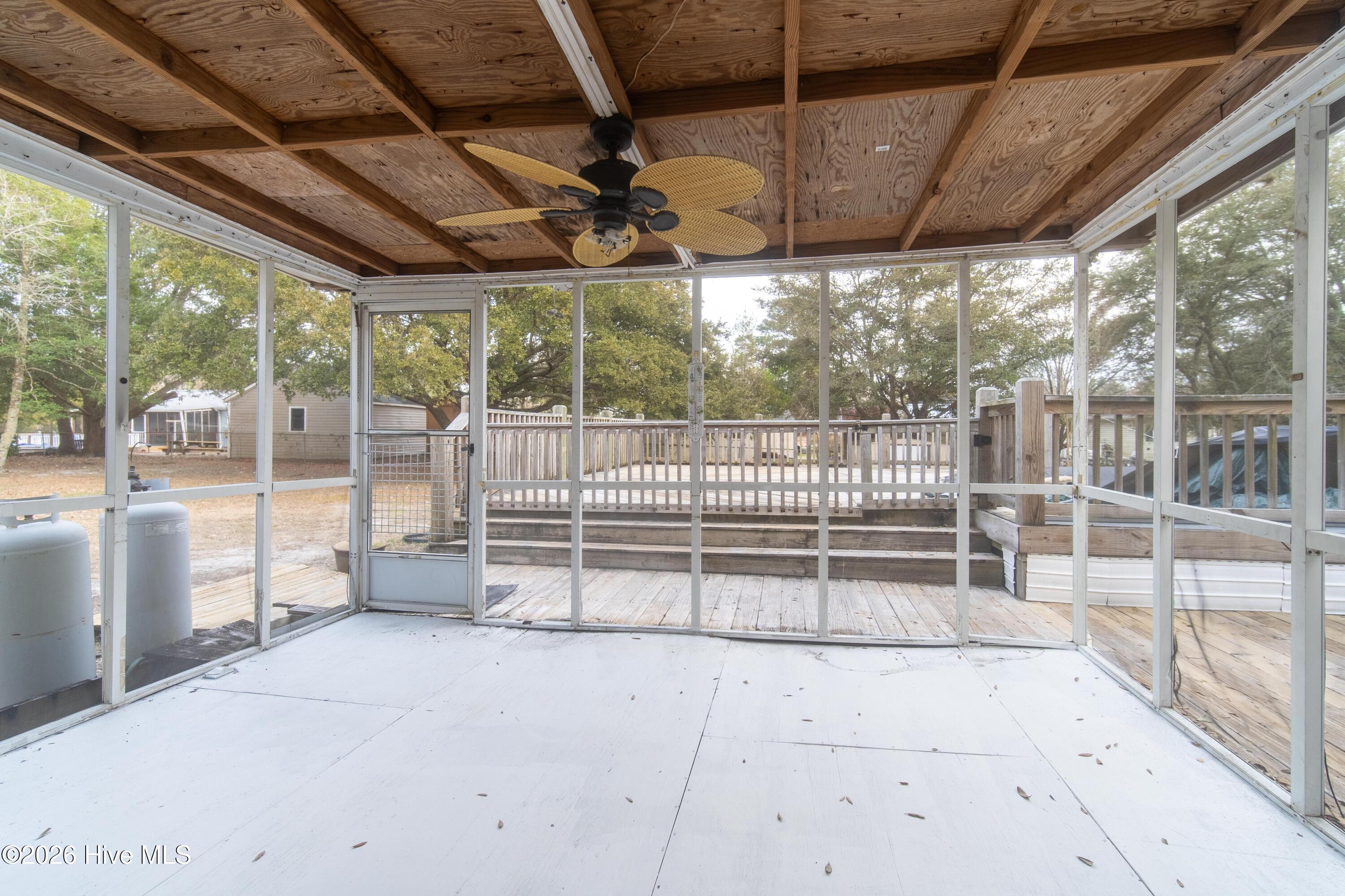 100557302 | Photo 25