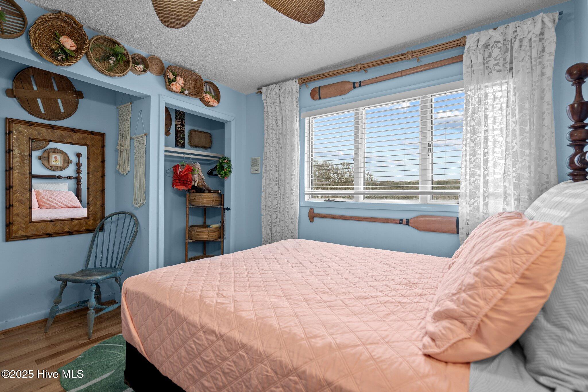 100564100 | Photo 38