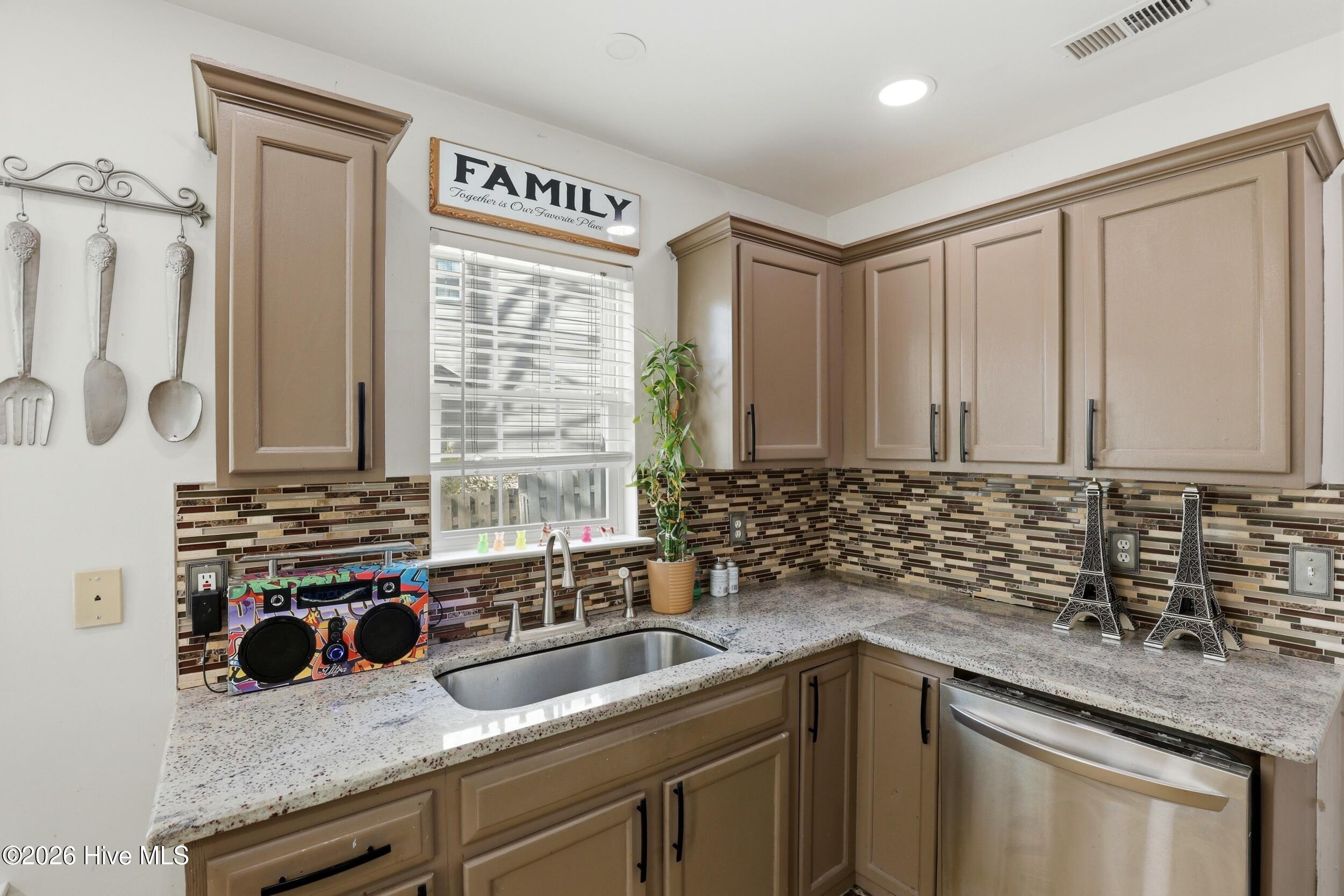 100558616 | Photo 11