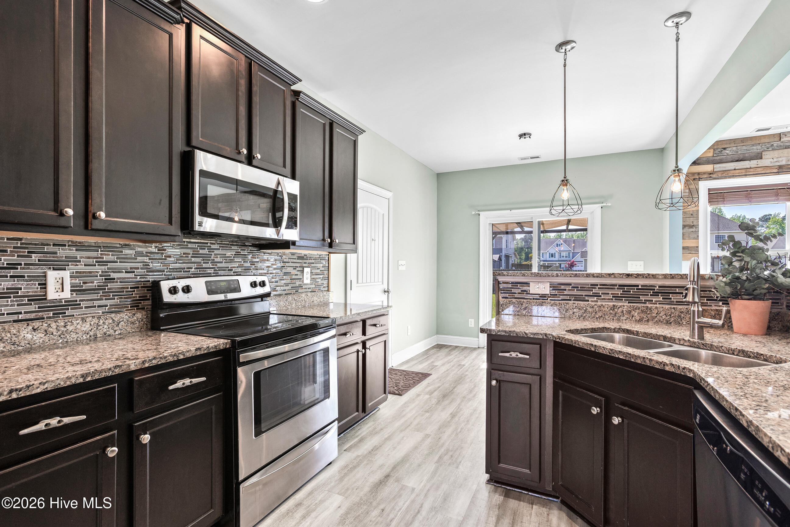 100567731 | Photo 14