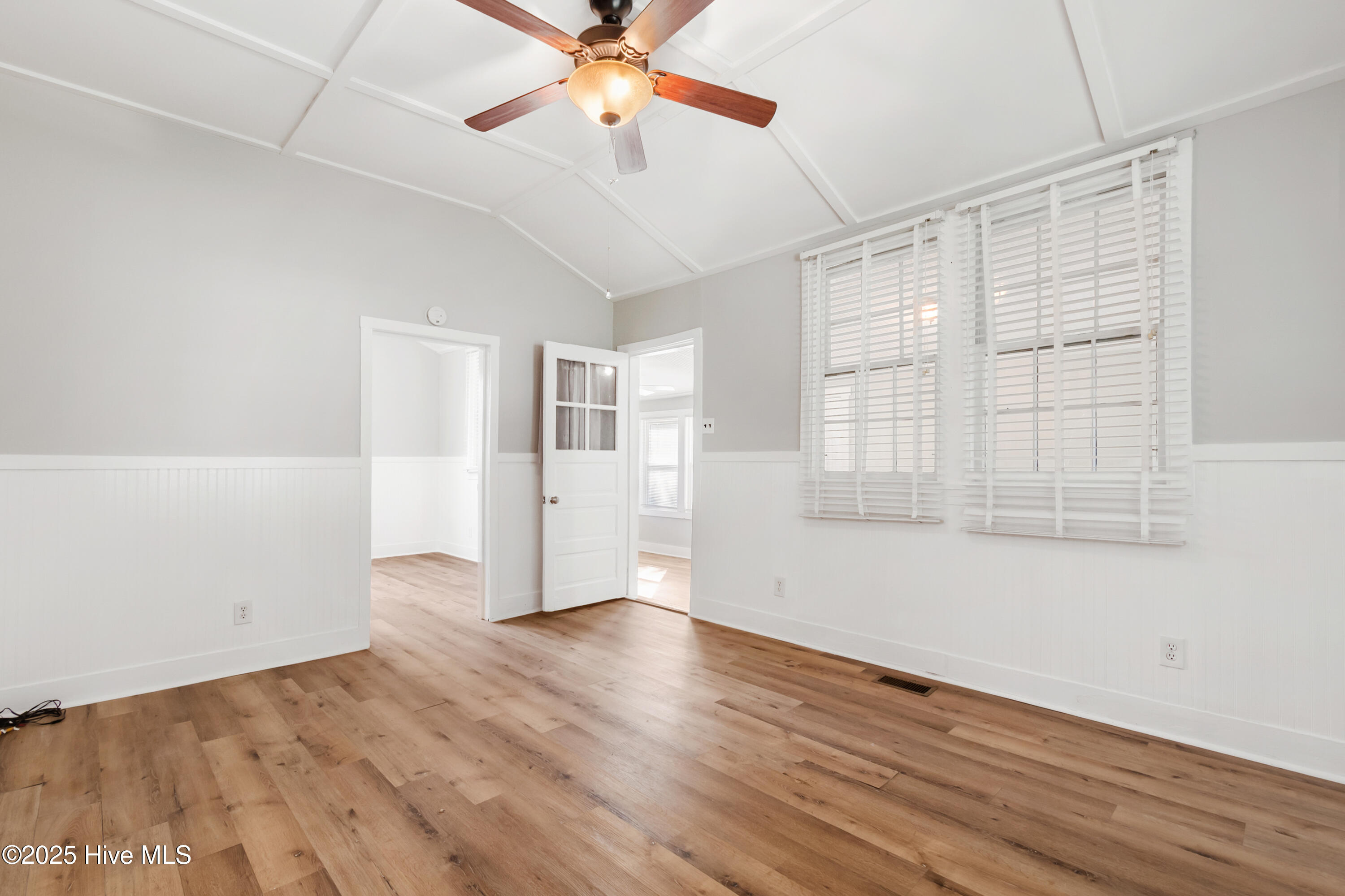 100551187 | Photo 15