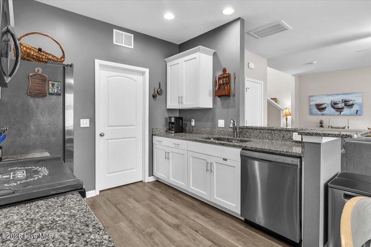 100558100 | Photo 22