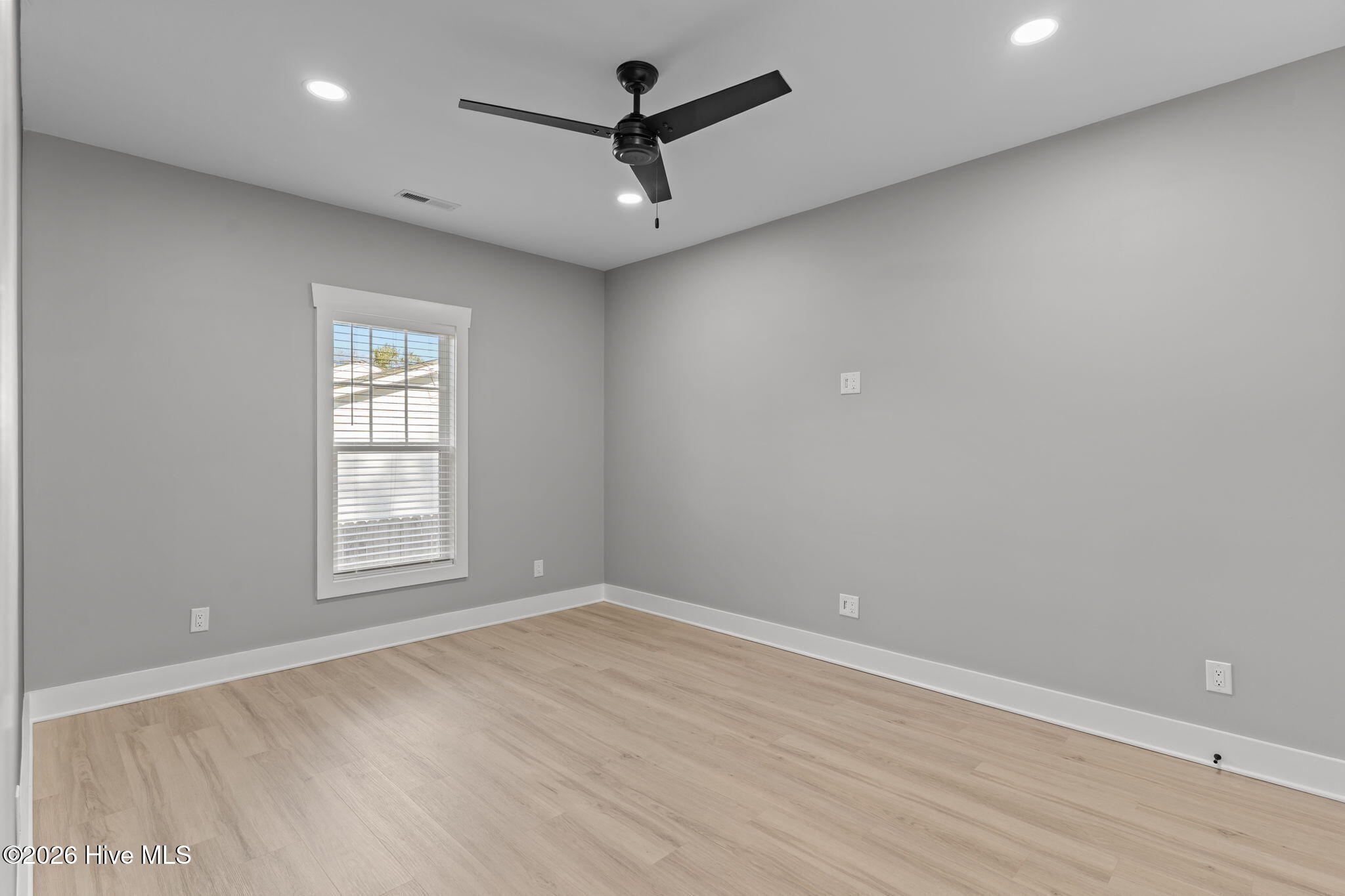 100548399 | Photo 43