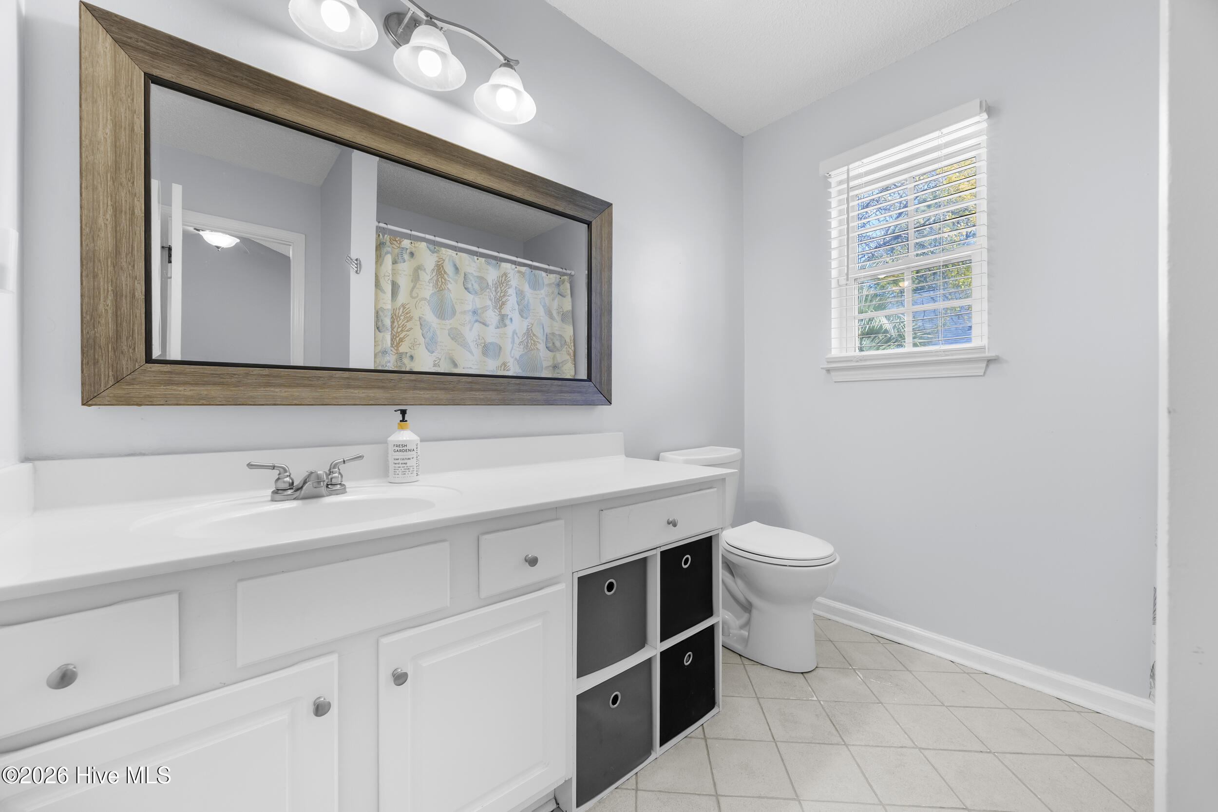 100565263 | Photo 25