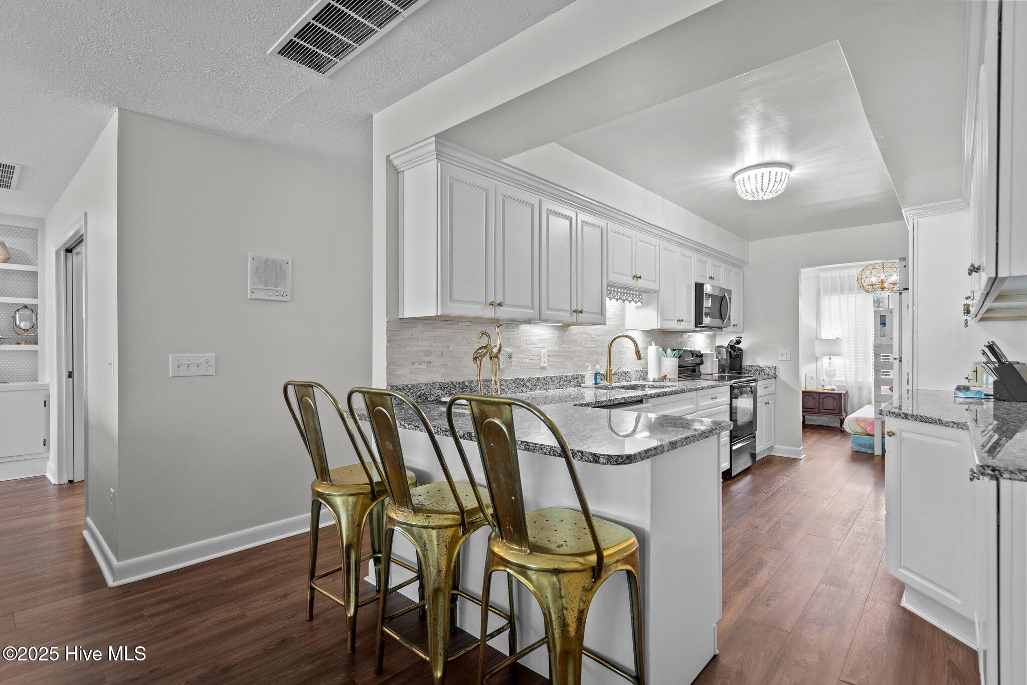 100564100 | Photo 17