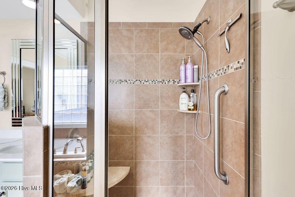 100550875 | Photo 30