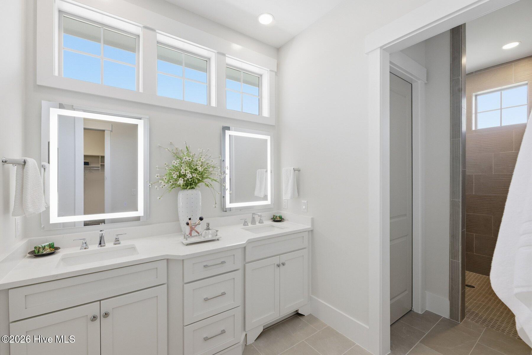 100490520 | Photo 29