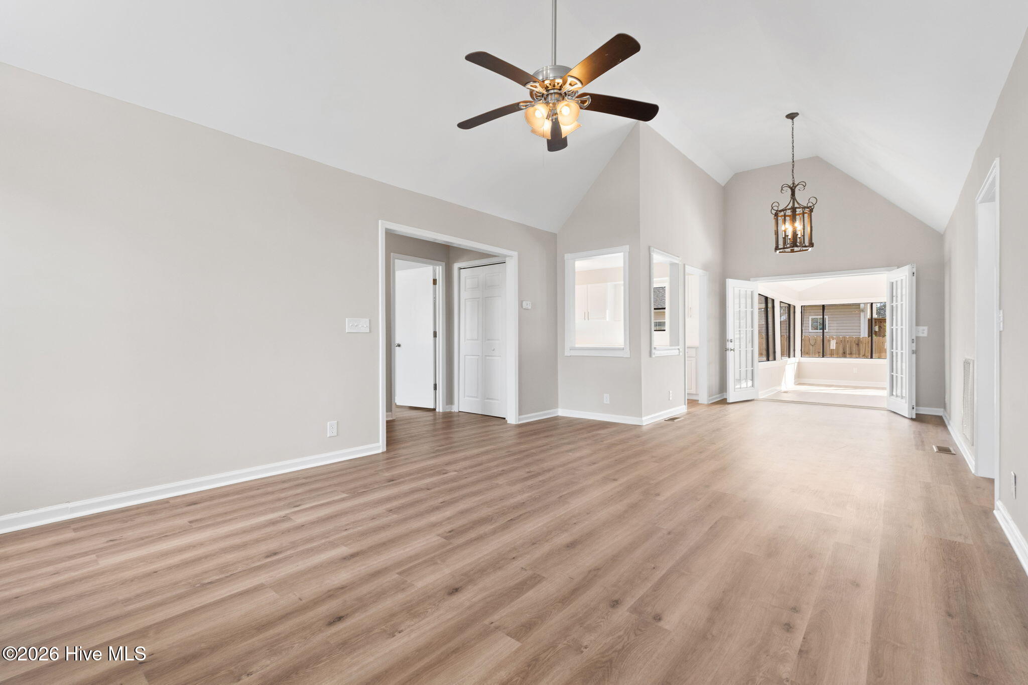 100562067 | Photo 12