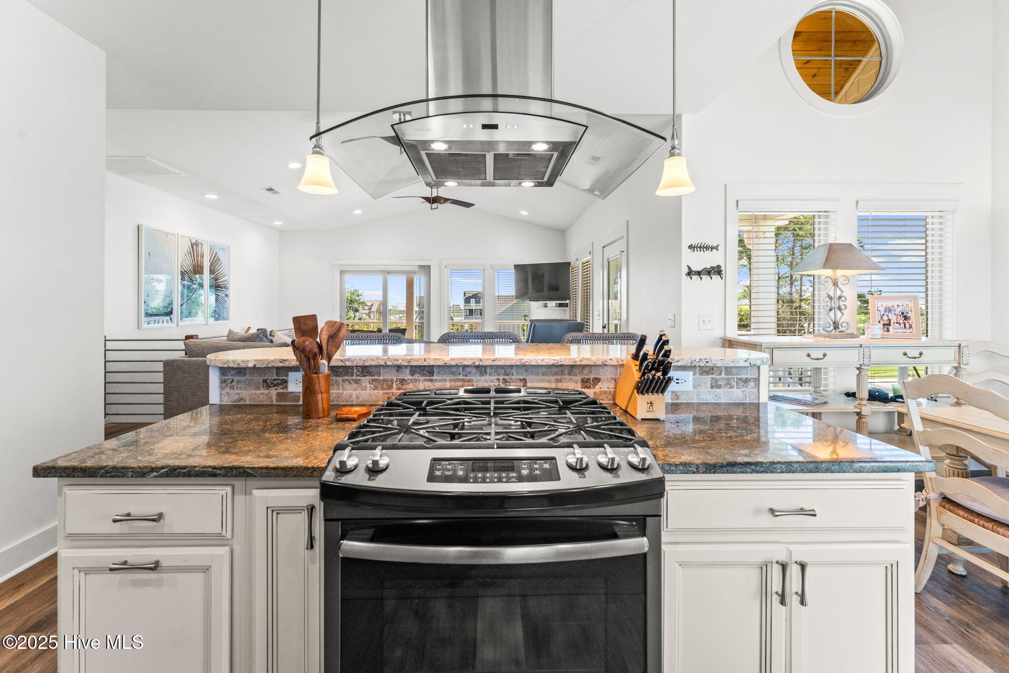 100514865 | Photo 33