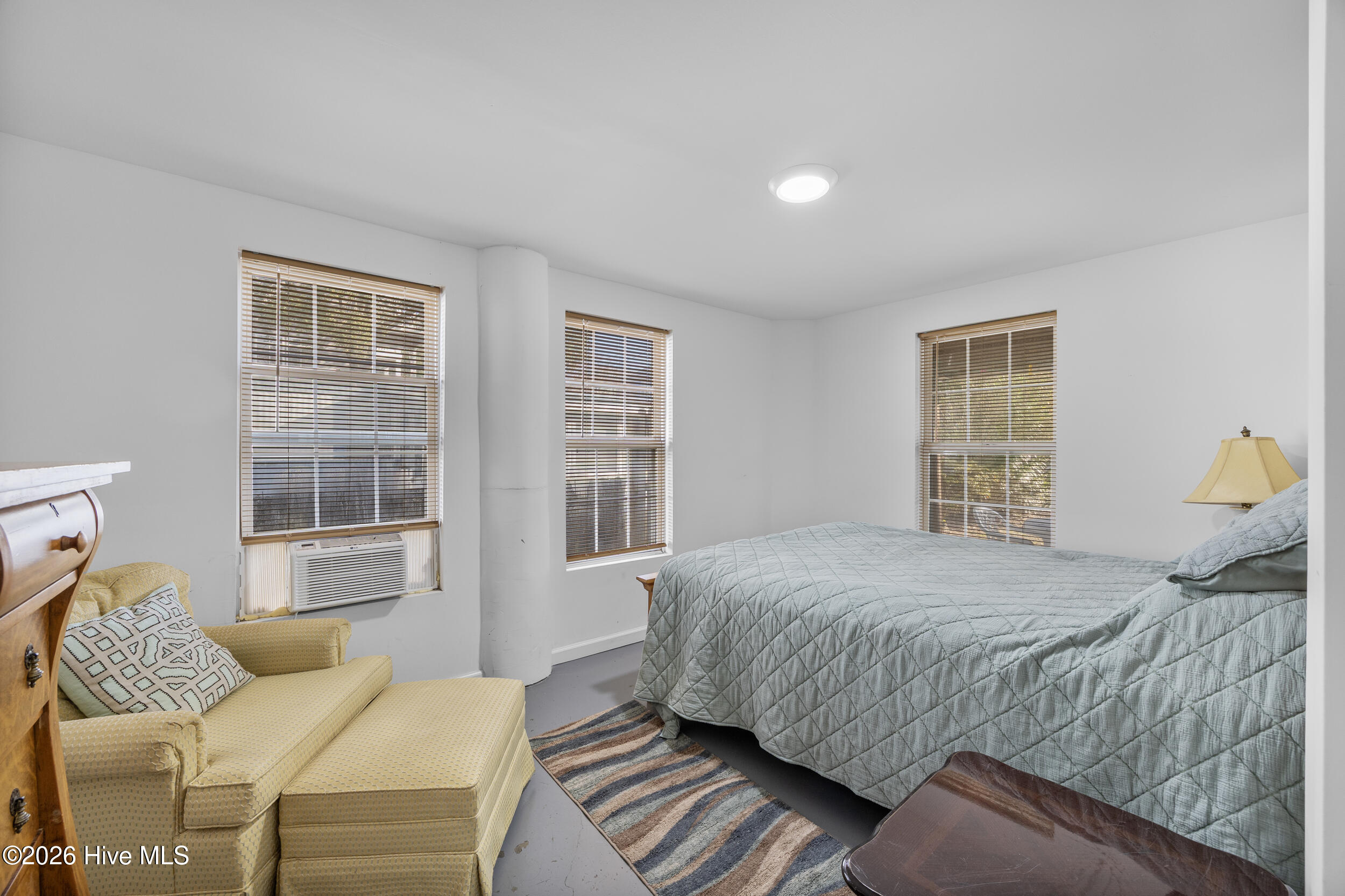 100548629 | Photo 24