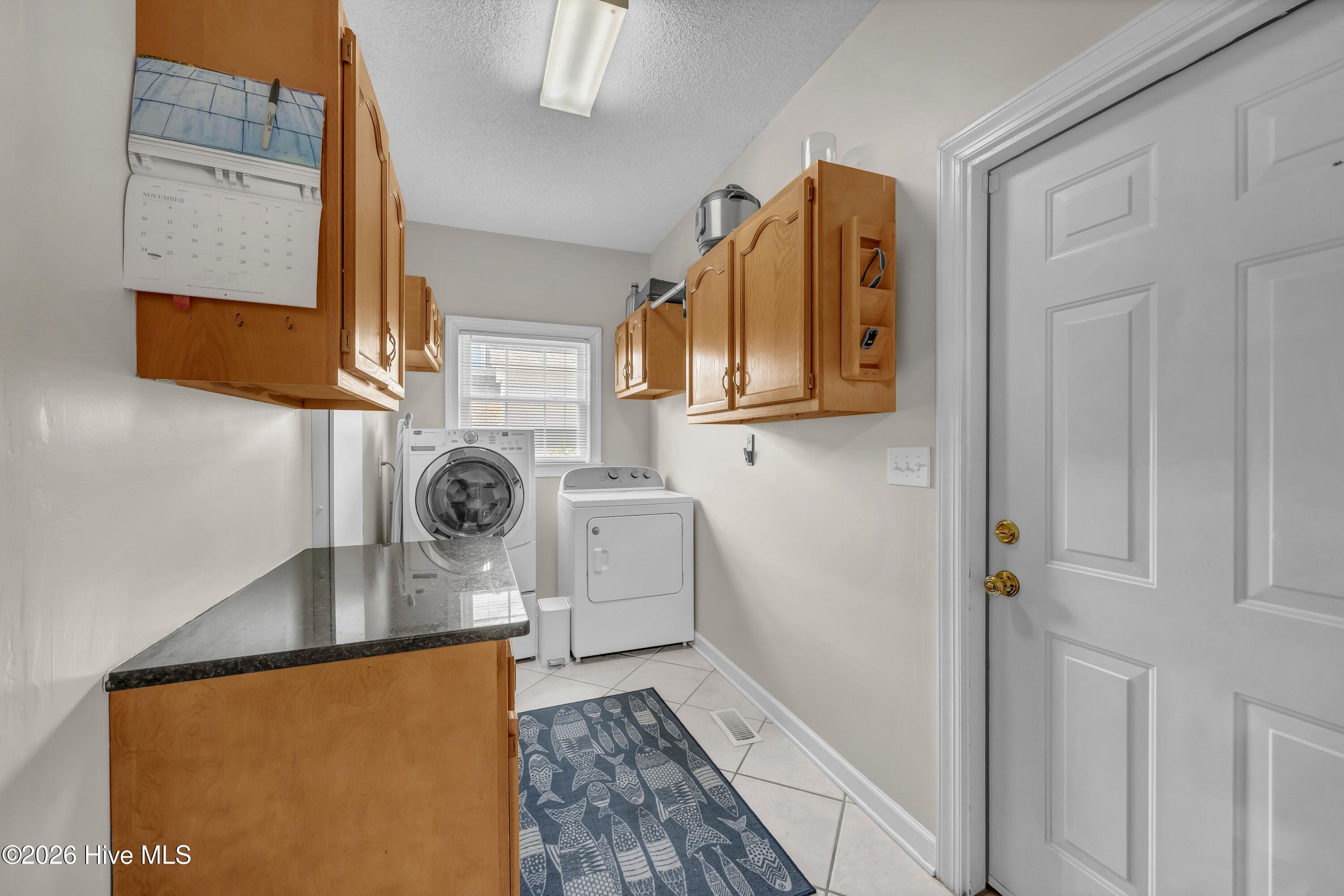 100565343 | Photo 26