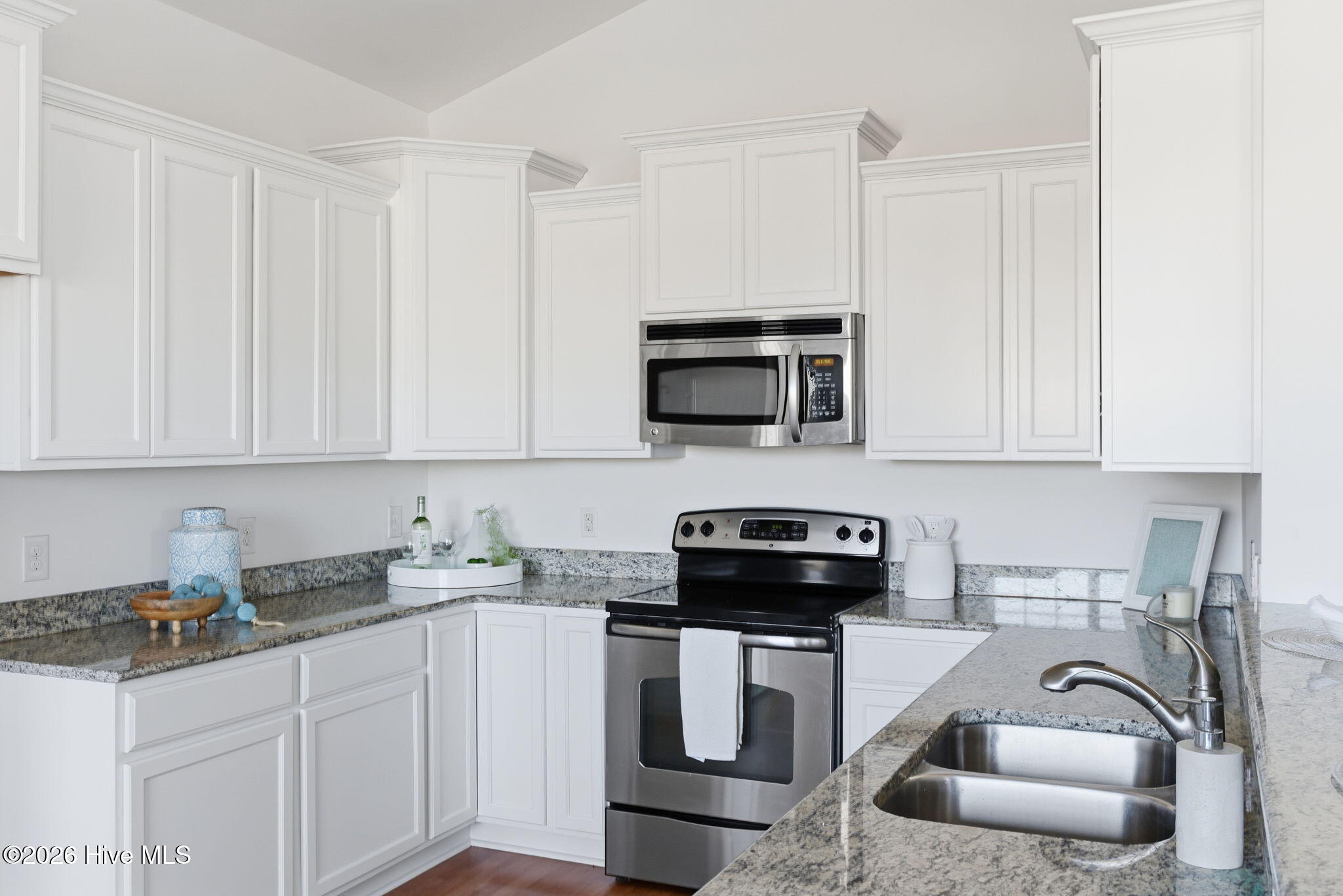 100547830 | Photo 15