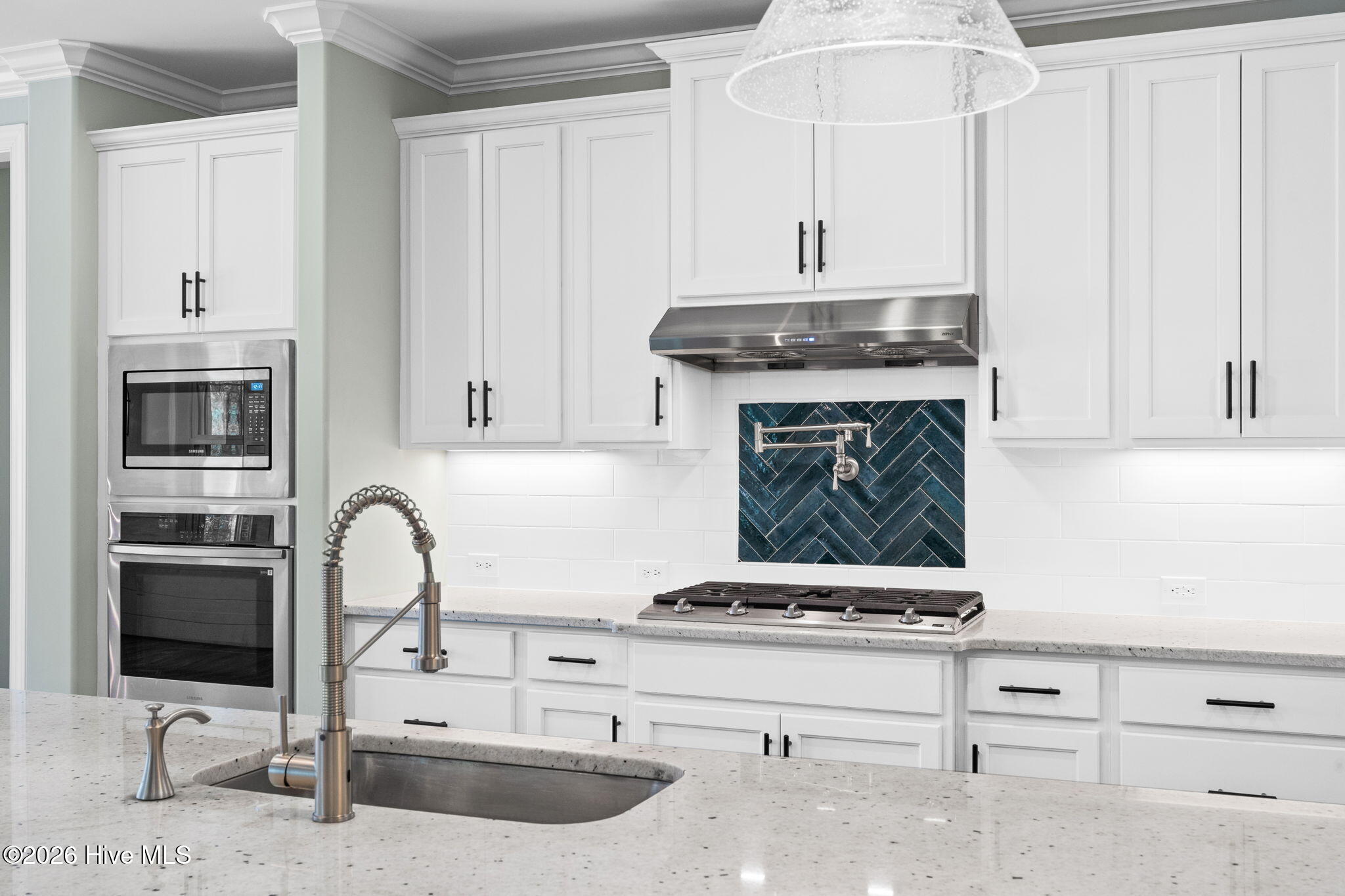 100563423 | Photo 15