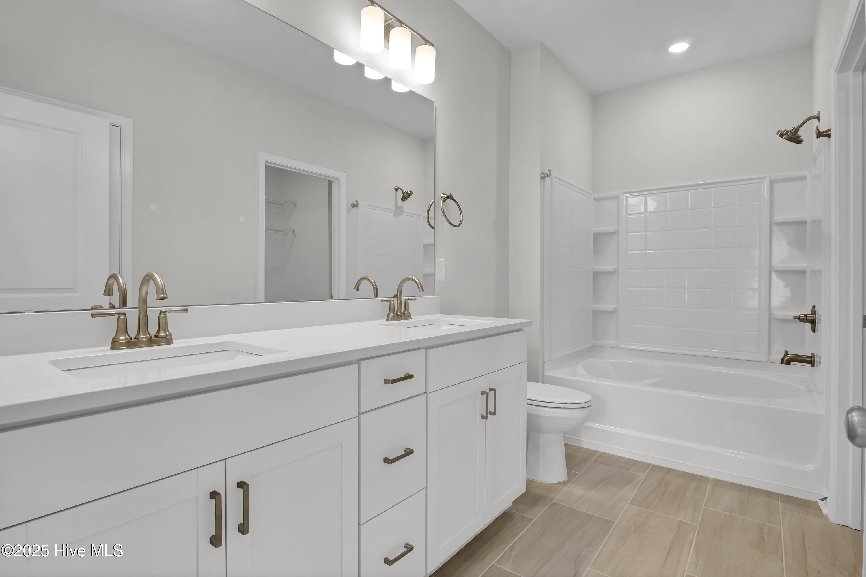 100490369 | Photo 16