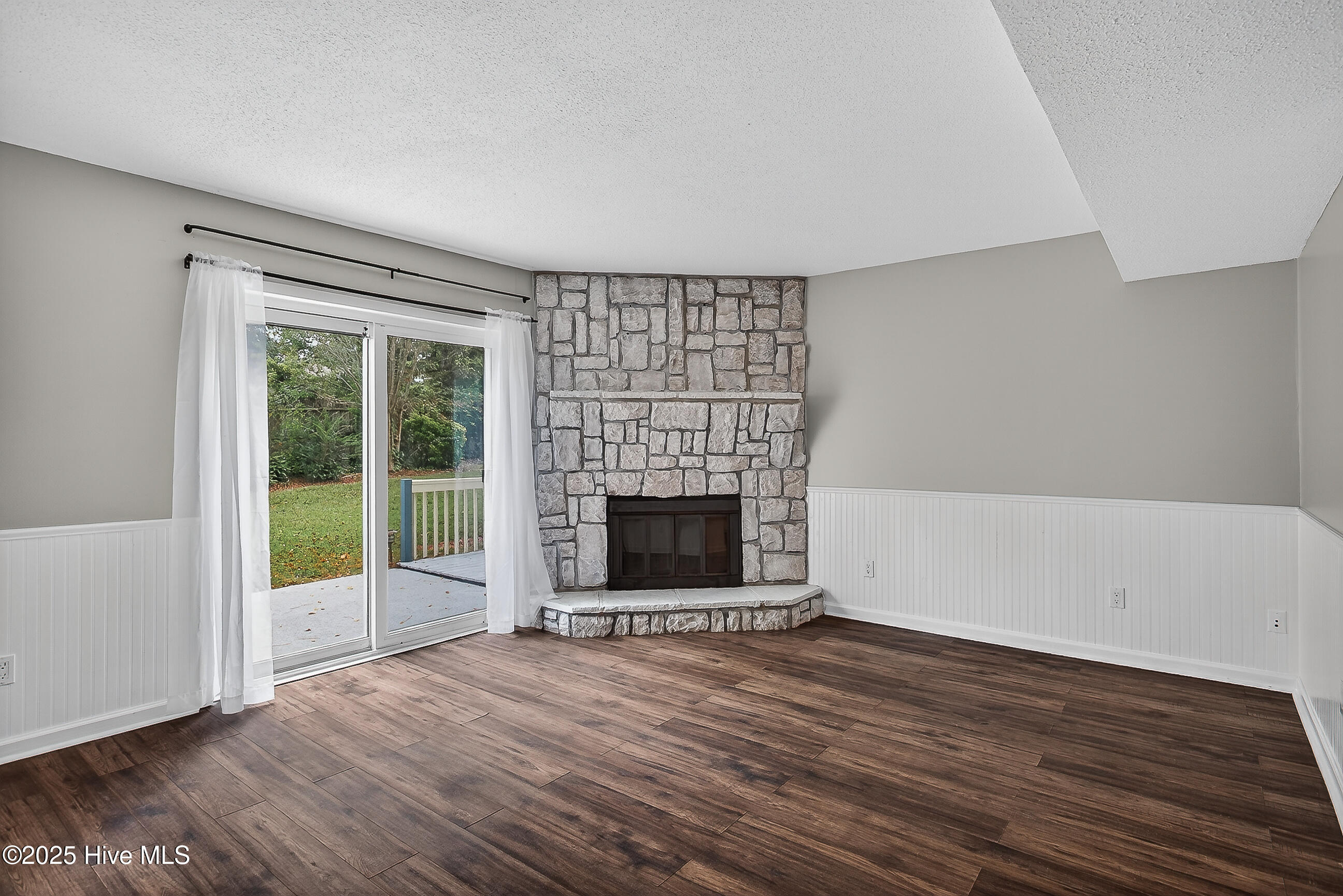 100531663 | Photo 15