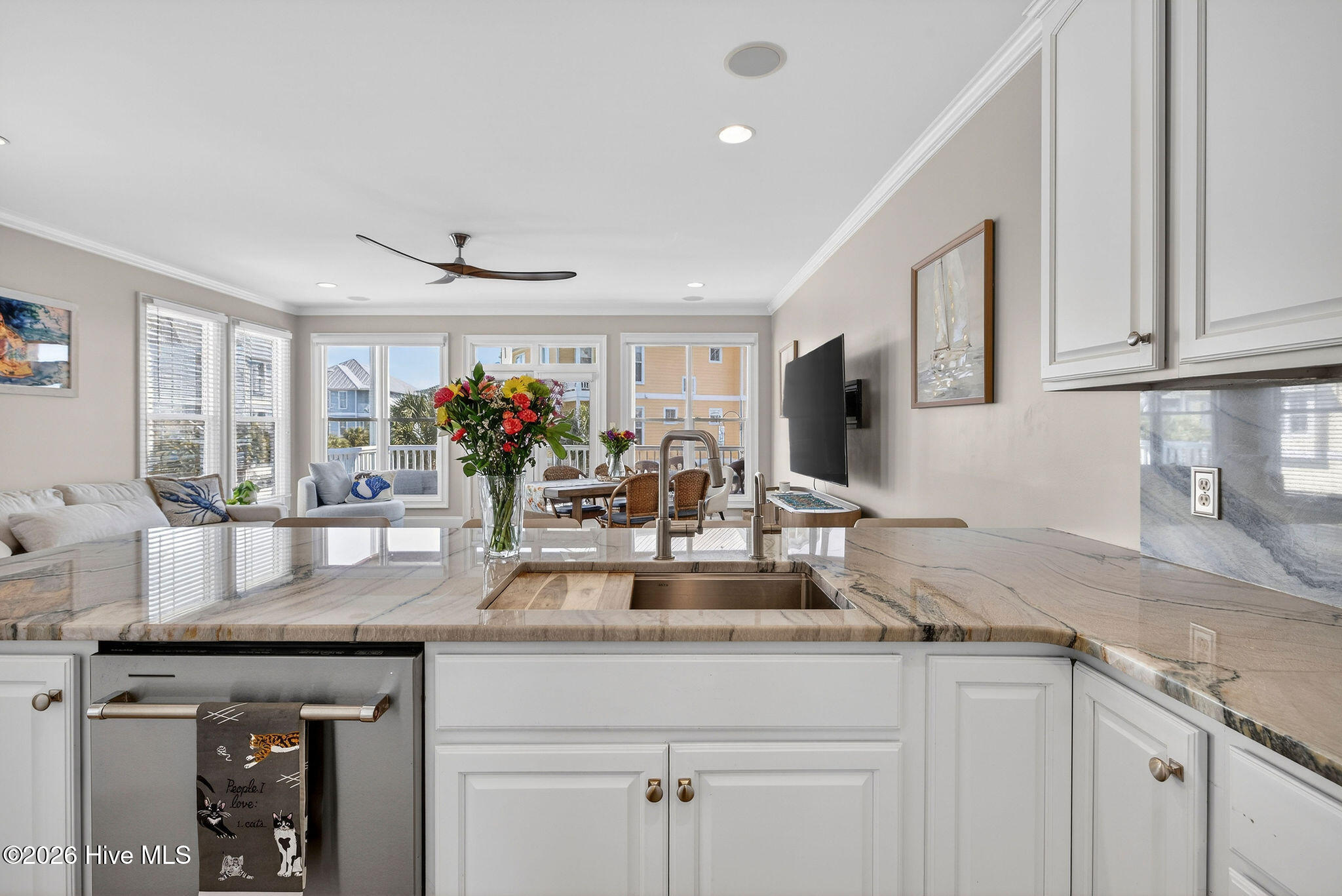 100562225 | Photo 22