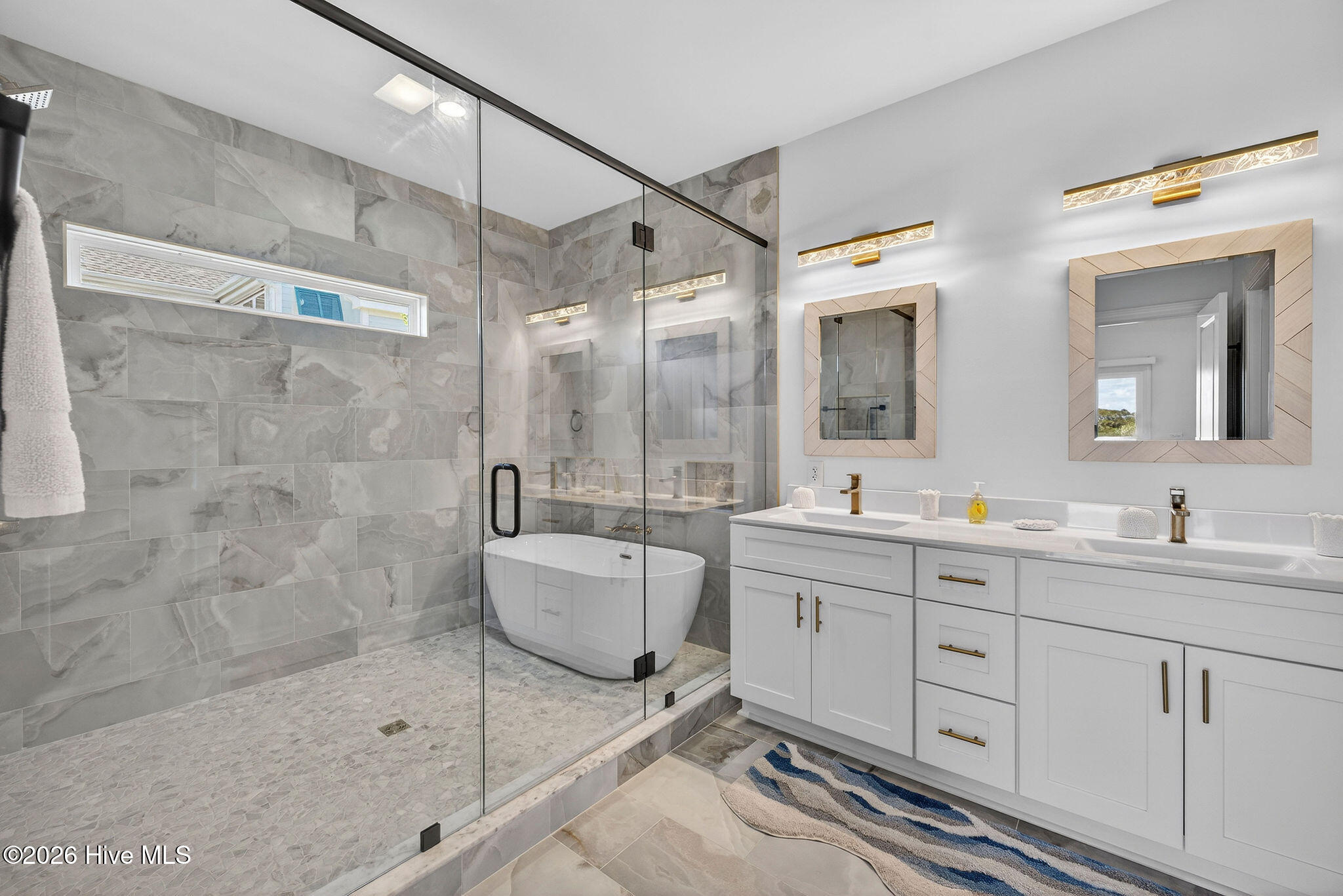 100565526 | Photo 25