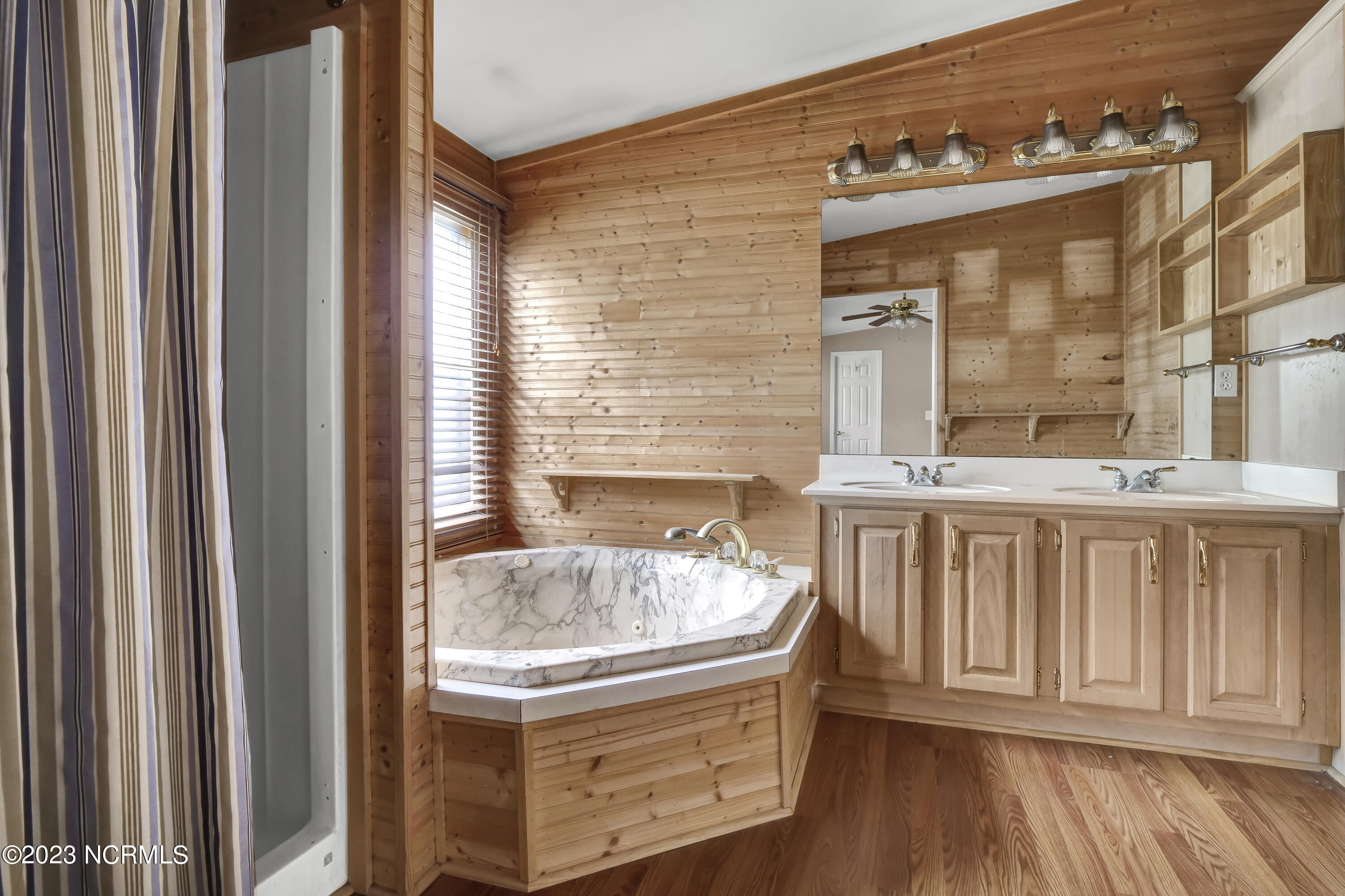 100552989 | Photo 14